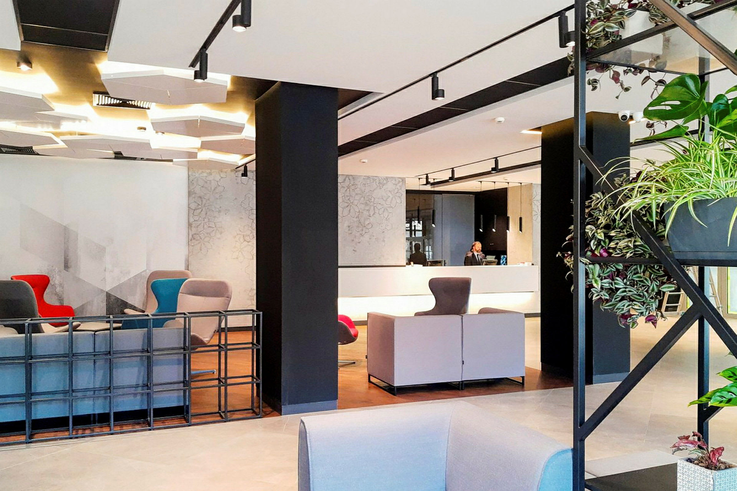 Moderne hotellobby med sittegrupper og resepsjon. (AI-generert tekst)