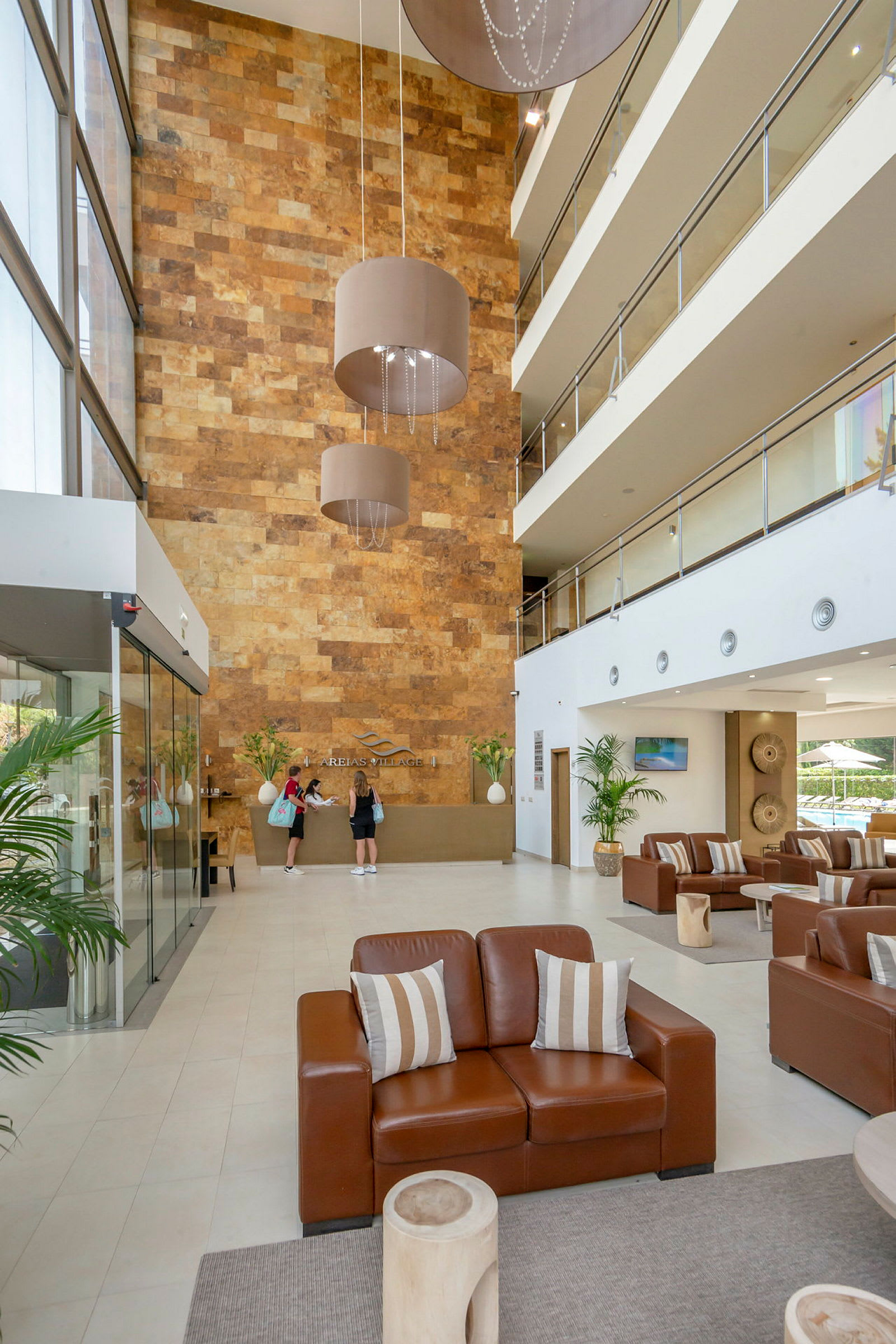 Lys hotellobby med sitteområde og resepsjonsdisk. (AI-generert tekst)