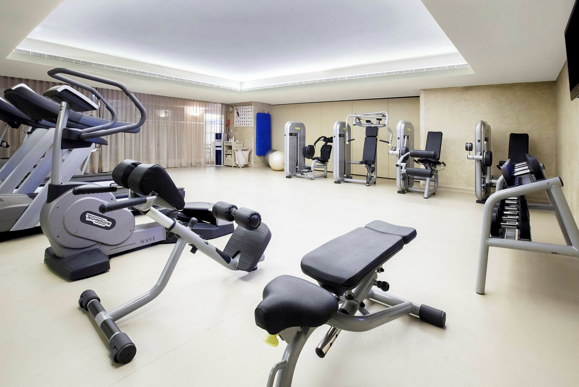 Gym med treningsmaskiner og utstyr. (AI-generert tekst)