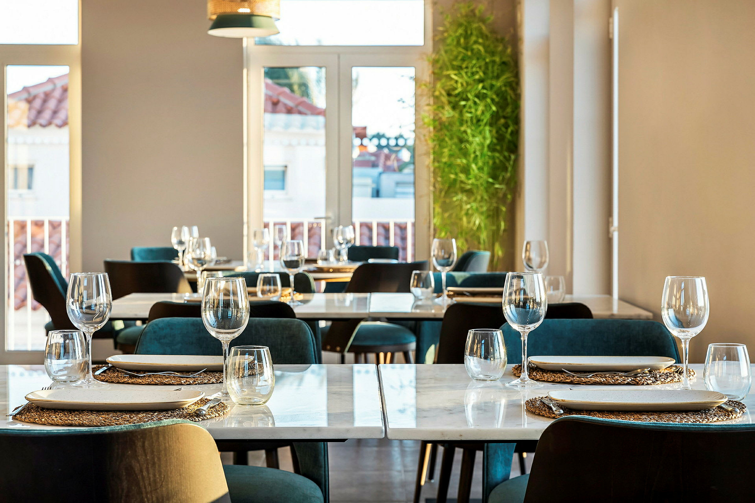 Restaurant med dekkede bord og glass. (AI-generert tekst)