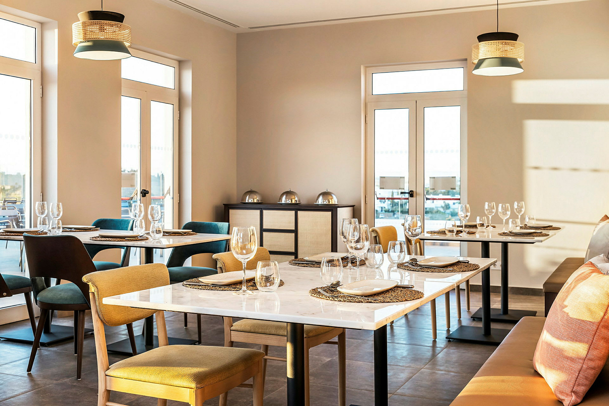 Restaurant med dekkede bord og elegante stoler. (AI-generert tekst)