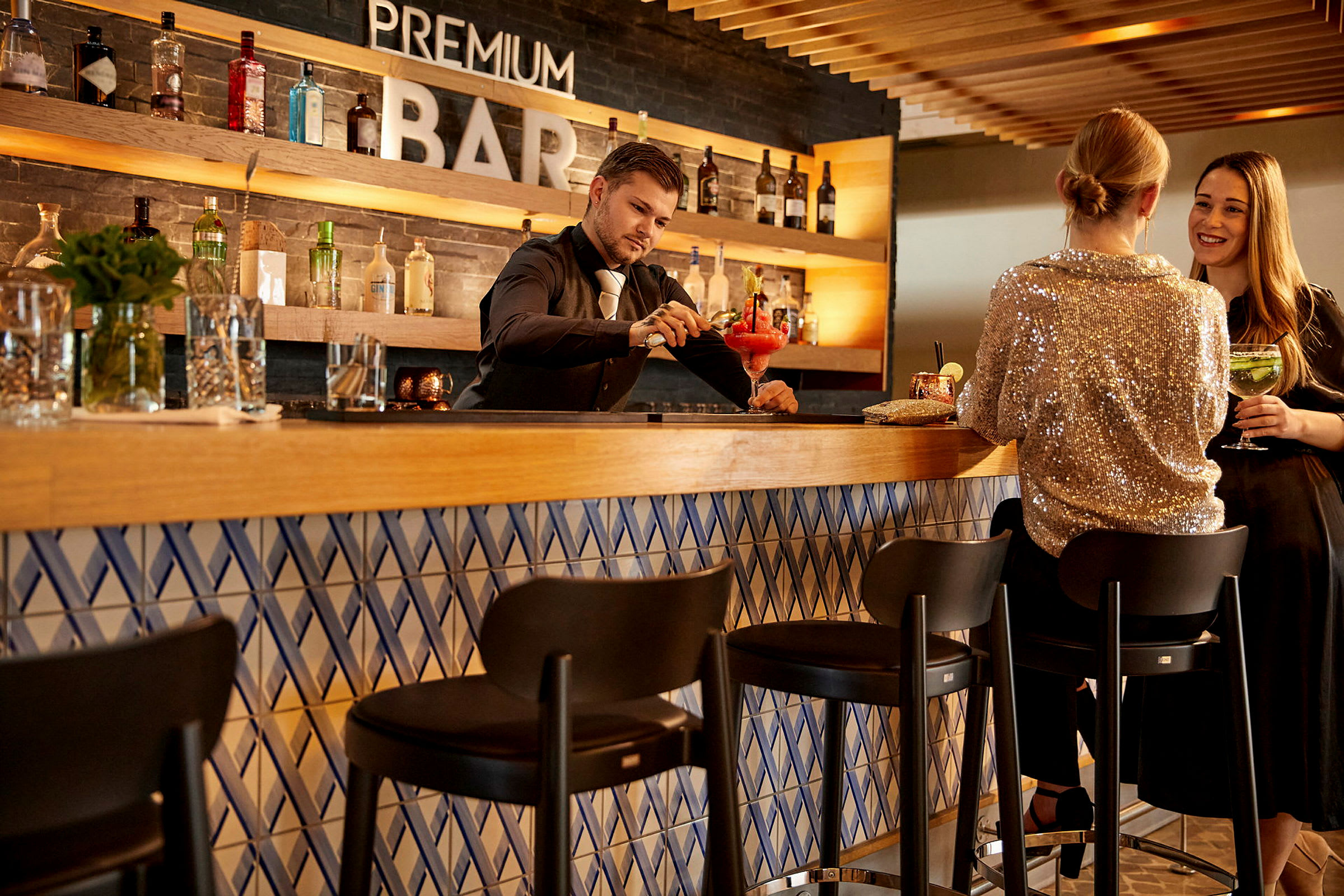 Interiør av en bar med moderne design og fargerike drinker. (AI-generert tekst)