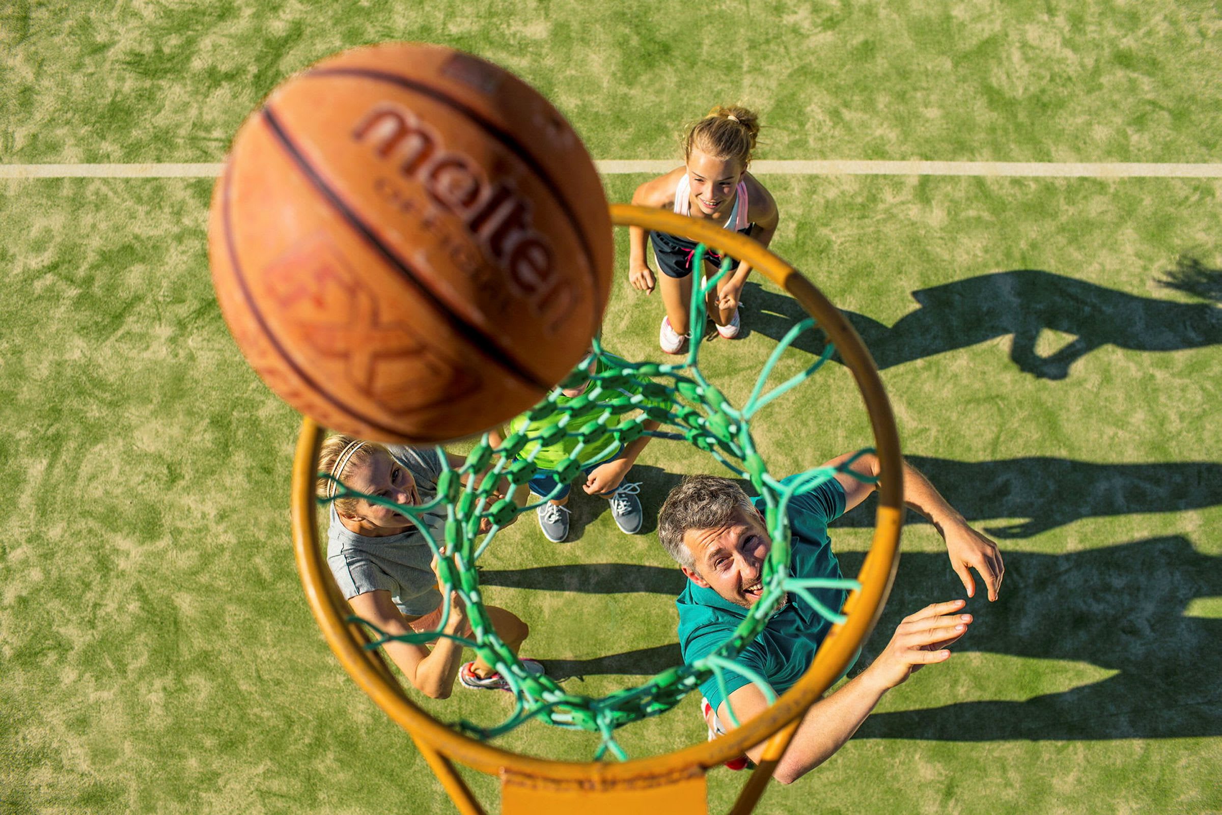 En basketball og en basketballkurv vises ovenfra. (AI-generert tekst)
