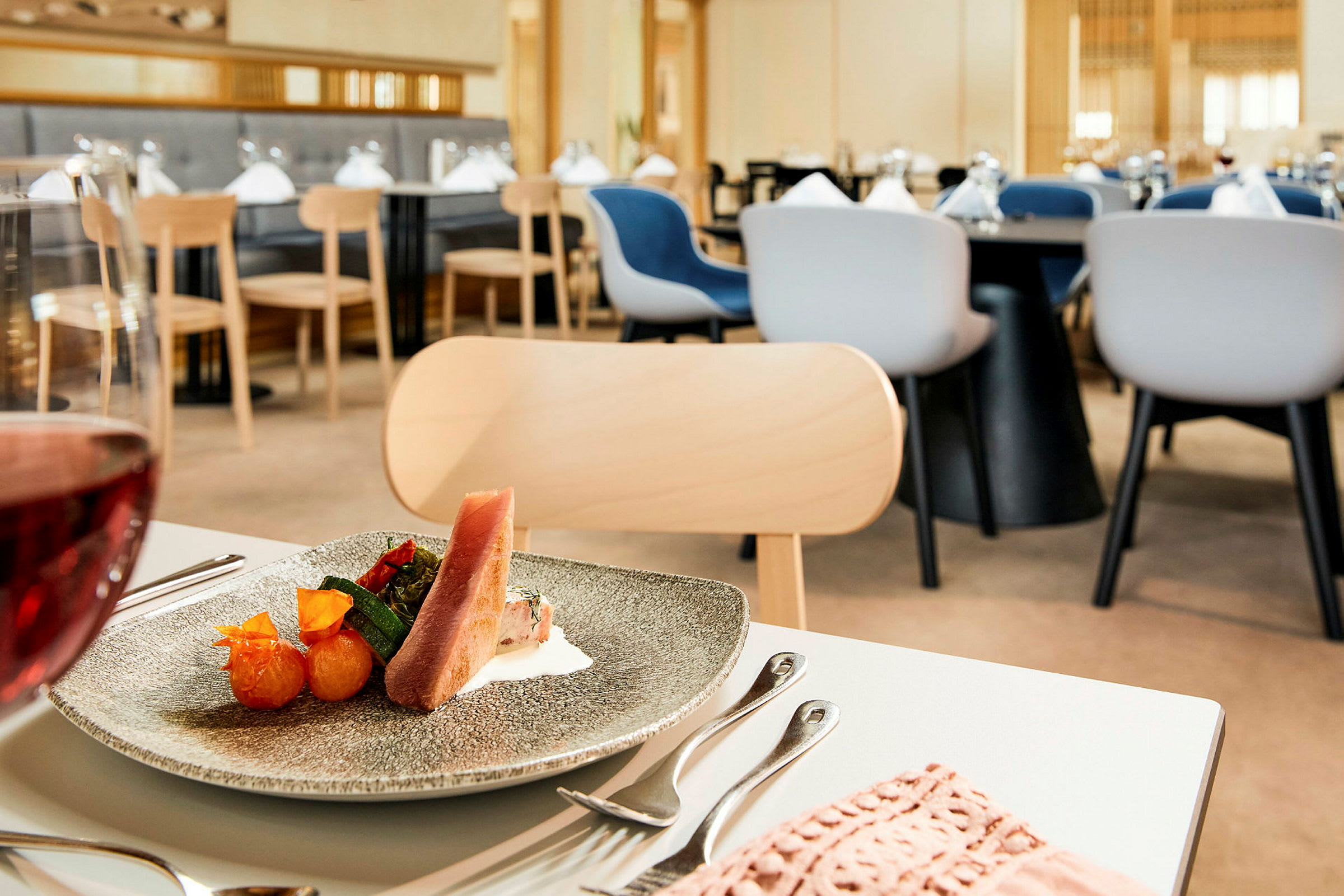 En tallerken med mat står på et dekket bord i en restaurant. (AI-generert tekst)