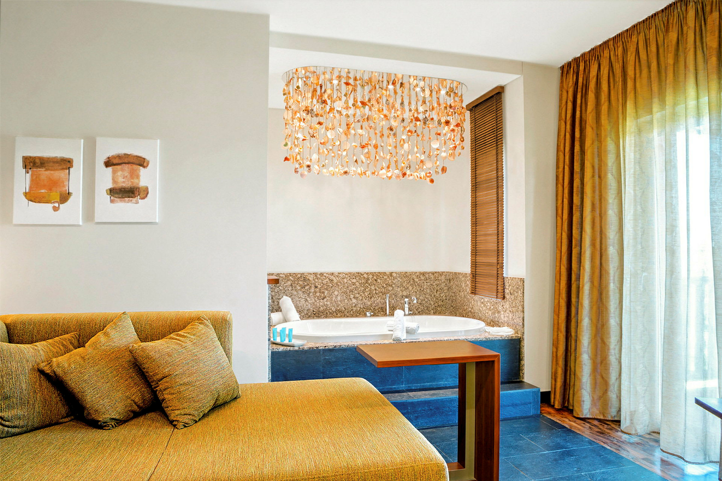 Et elegant rom med en sofa og et badekar omgitt av en moderne innredning og dekorative detaljer. (AI-generert tekst)