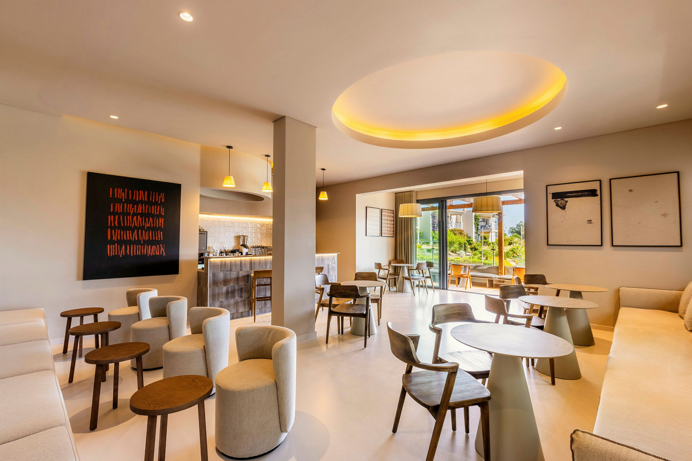 En hotellrestaurant med moderne møbler og kunst på veggene. Uteplass i bakgrunnen. (AI-generert tekst)