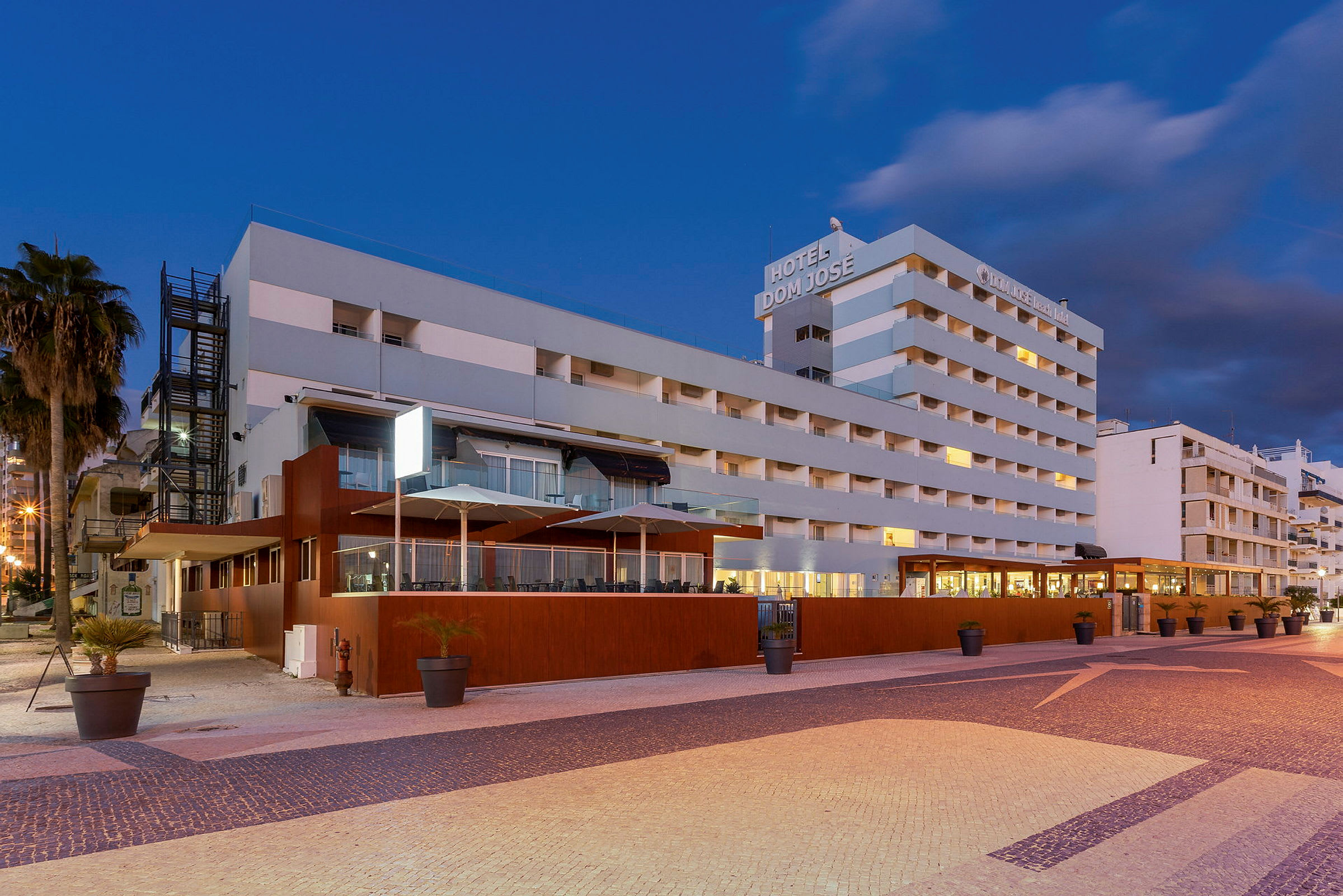 Bygningen er et hotell med flere etasjer og en moderne fasade. (AI-generert tekst)