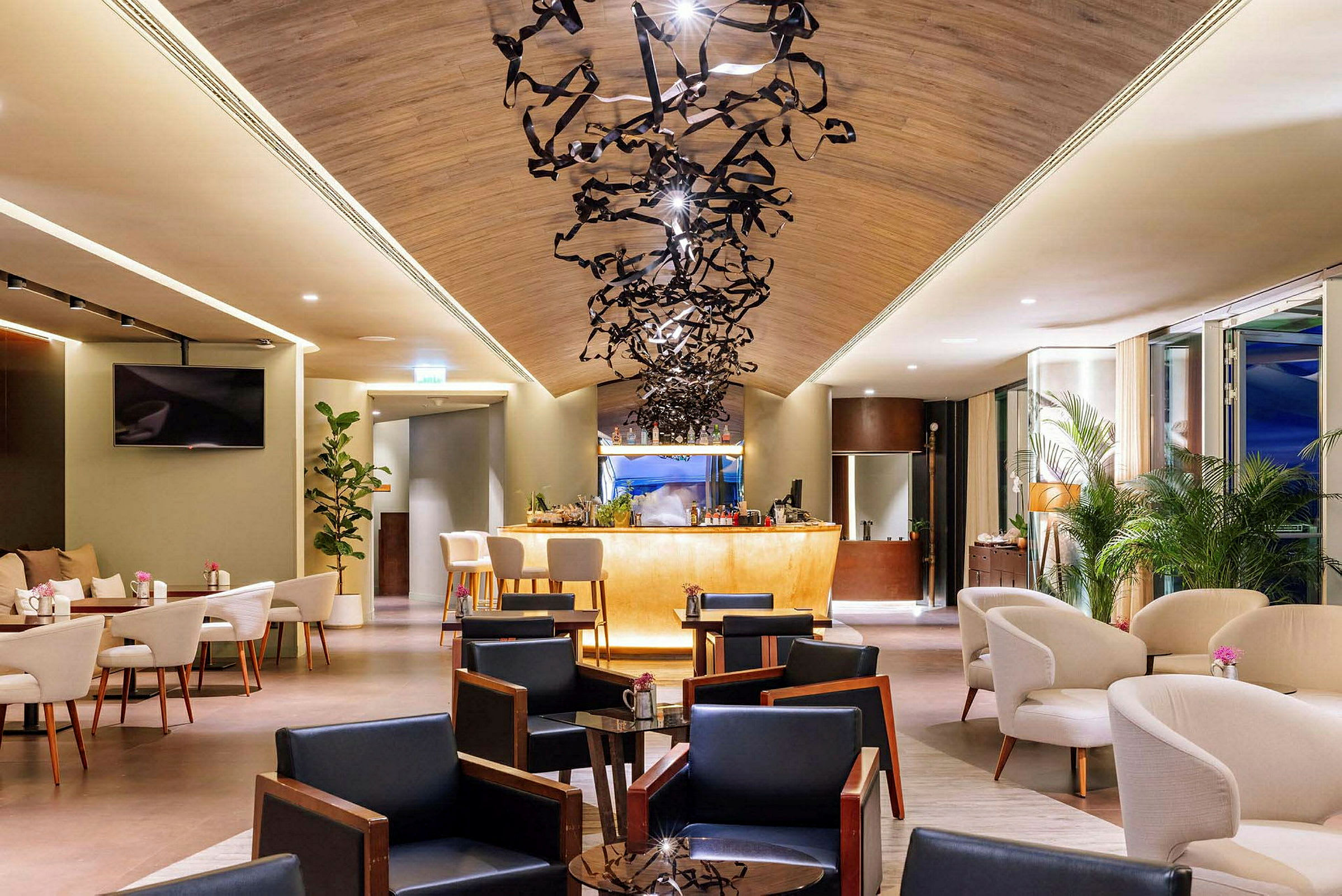 Interiør av en moderne lounge med sitteplasser og en bar. (AI-generert tekst)