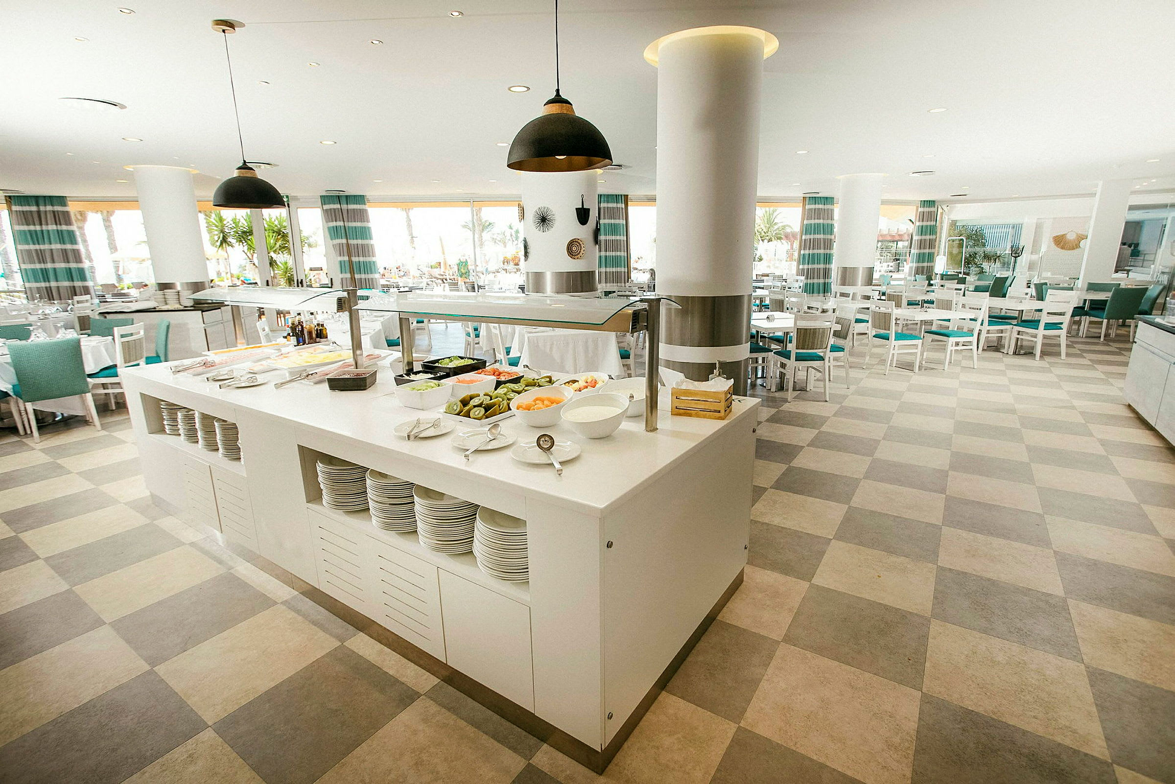 Bufféområde i en restaurant med matutvalg på en sentral disk. (AI-generert tekst)
