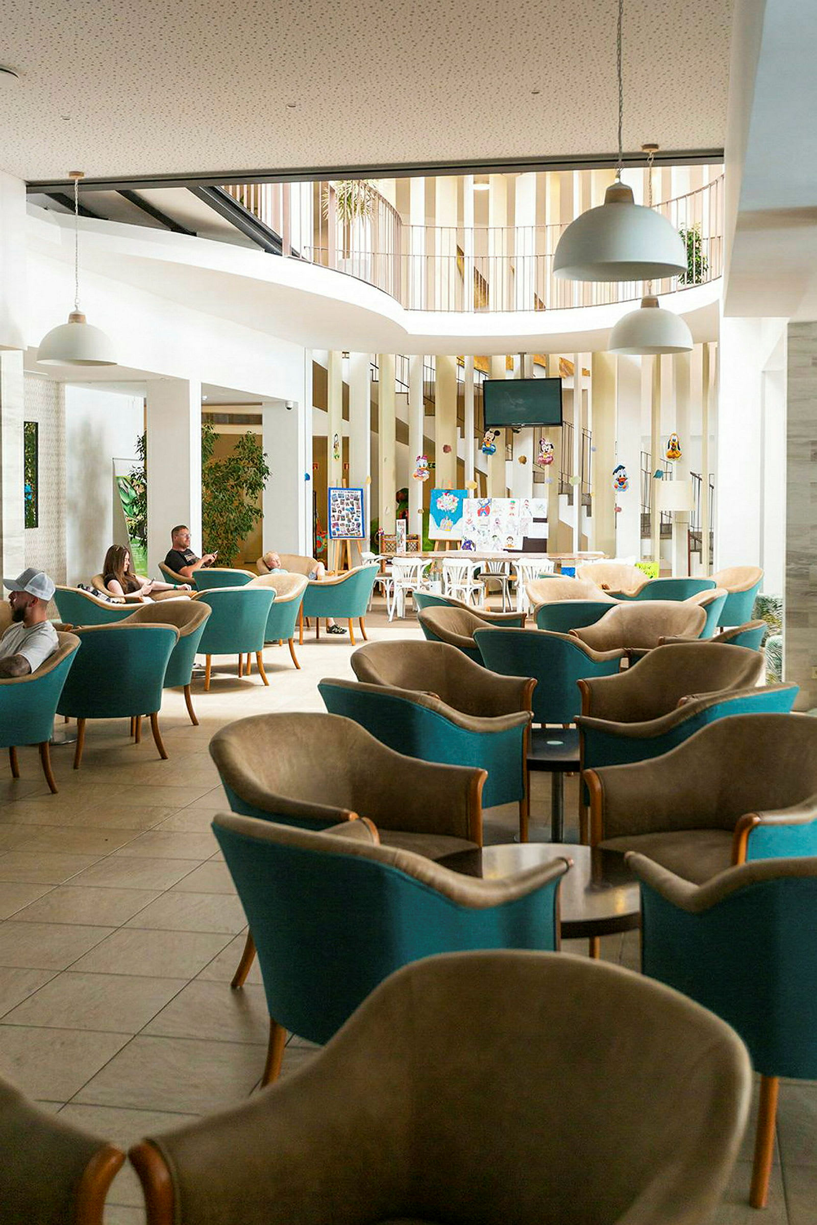 Hotellobby med sitteplasser, bord og dekorasjoner. (AI-generert tekst)