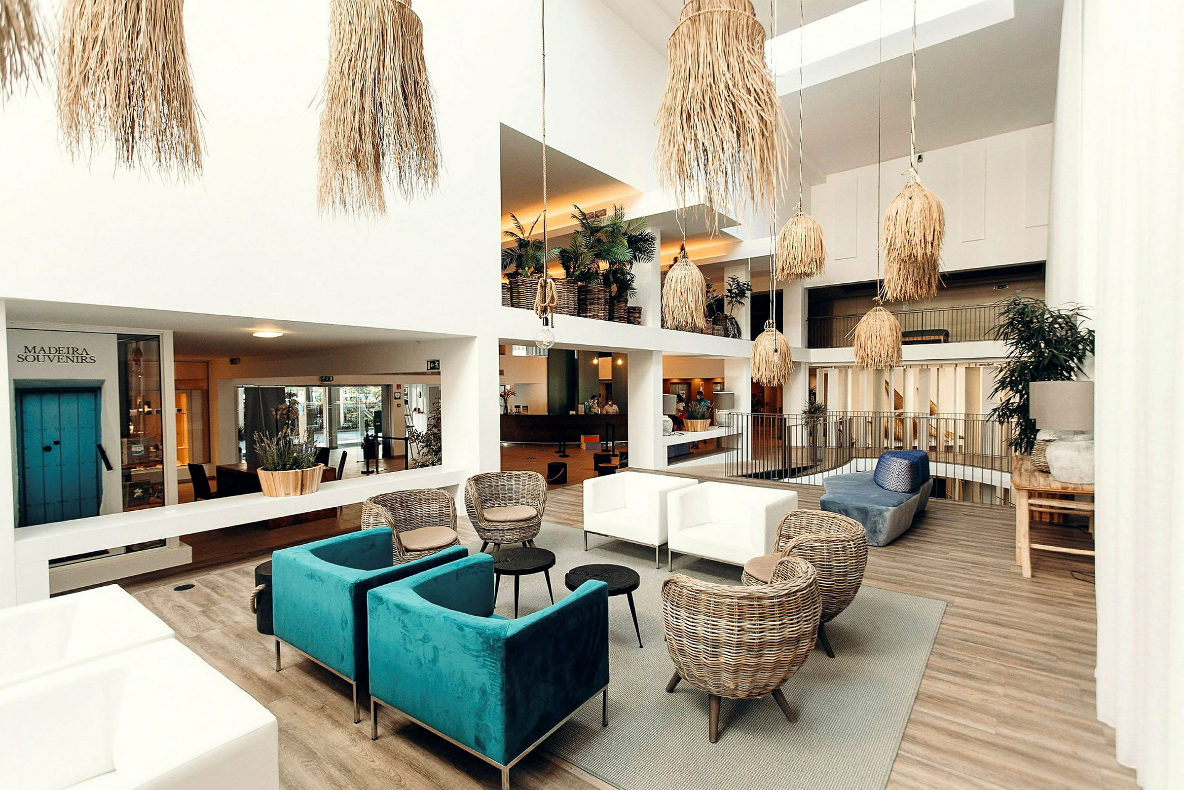 En hotellobby med stoler, sofaer og dekorative lamper med tre detaljer. (AI-generert tekst)
