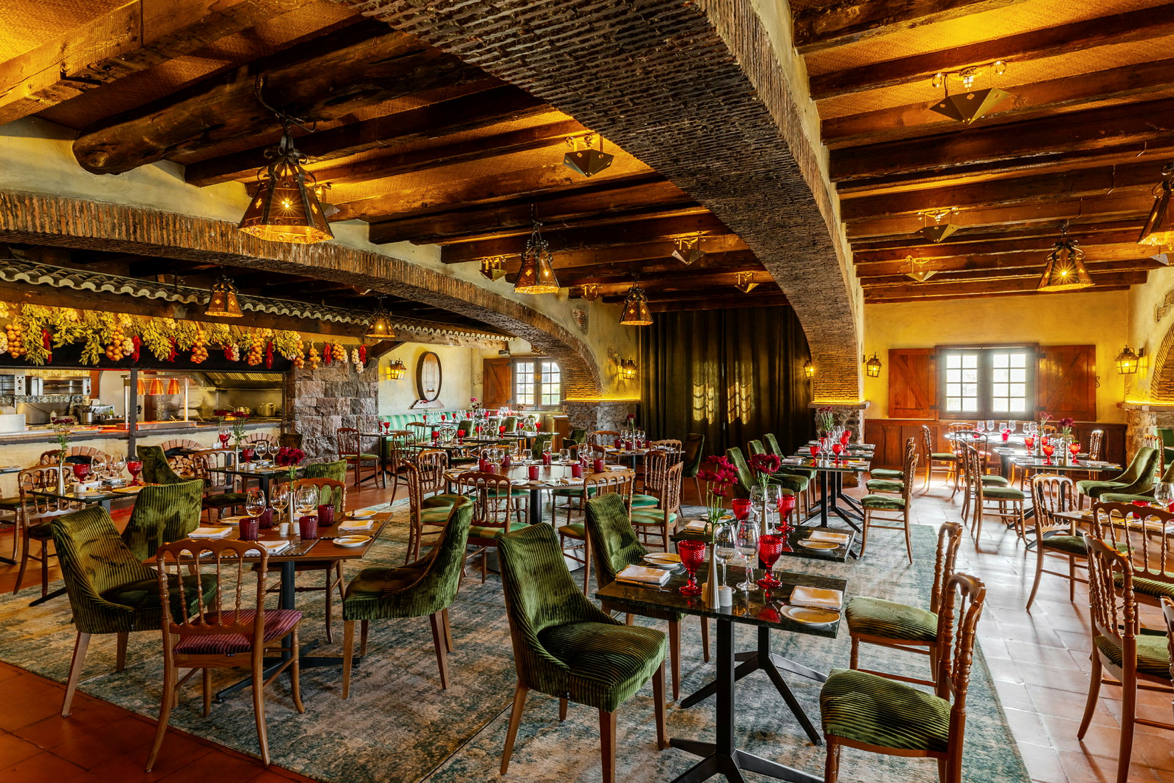 En romslig og sjarmerende restaurant med trebjelker i taket og en rustikk innredningsstil. (AI-generert tekst)