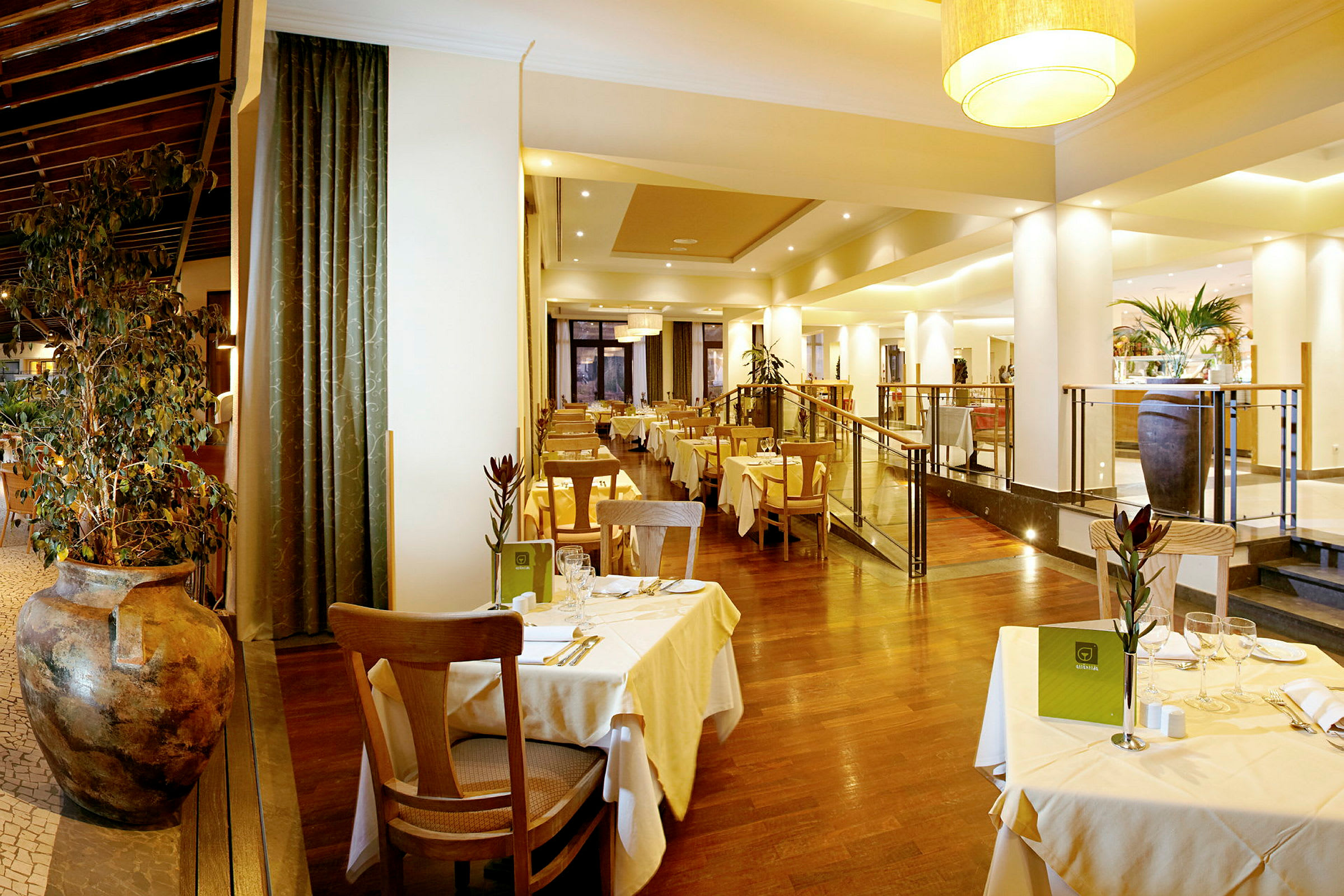 Elegant restaurant med dekkede bord og trestoler. (AI-generert tekst)