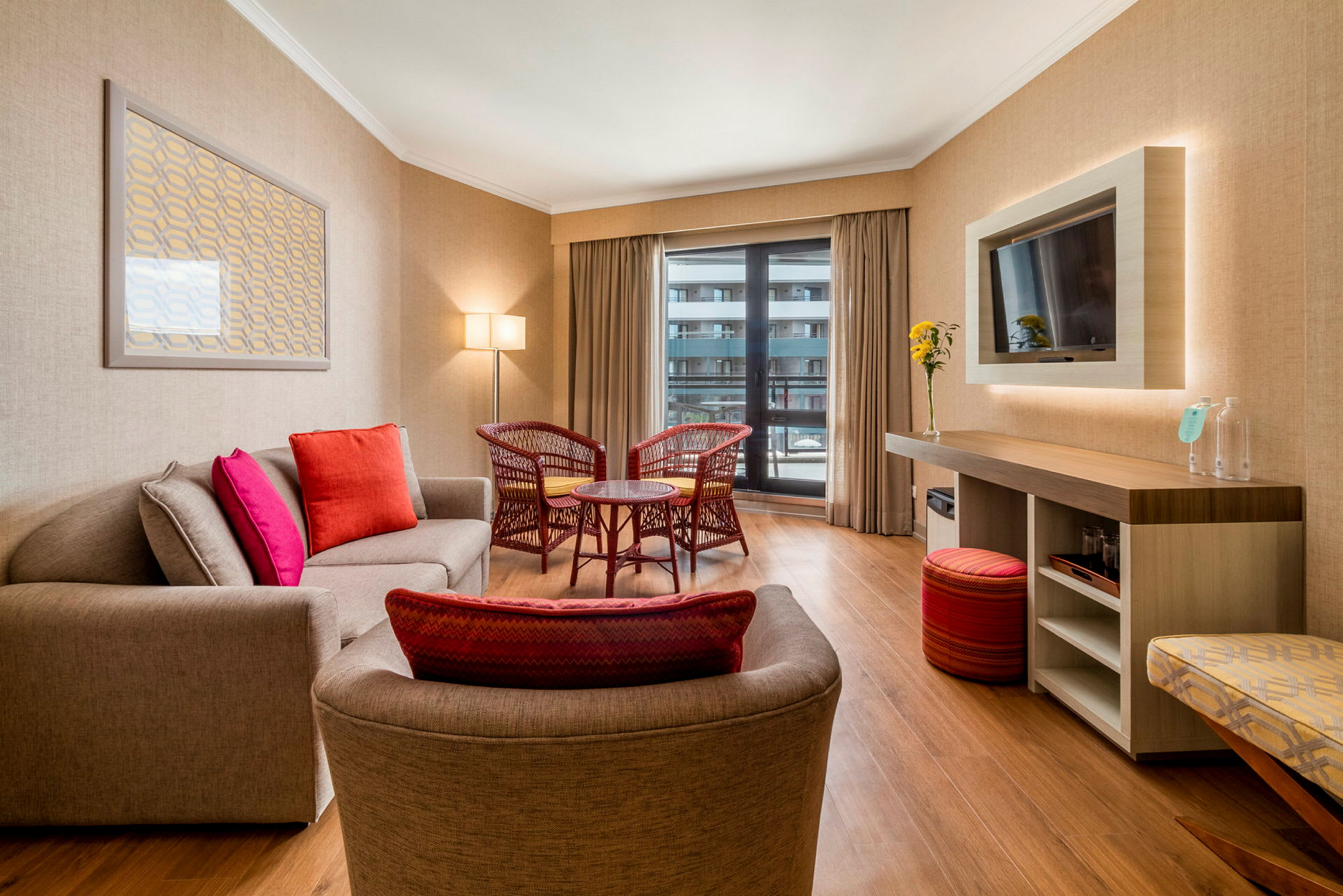 Moderne hotellrom med sittegruppe og interiør. (AI-generert tekst)