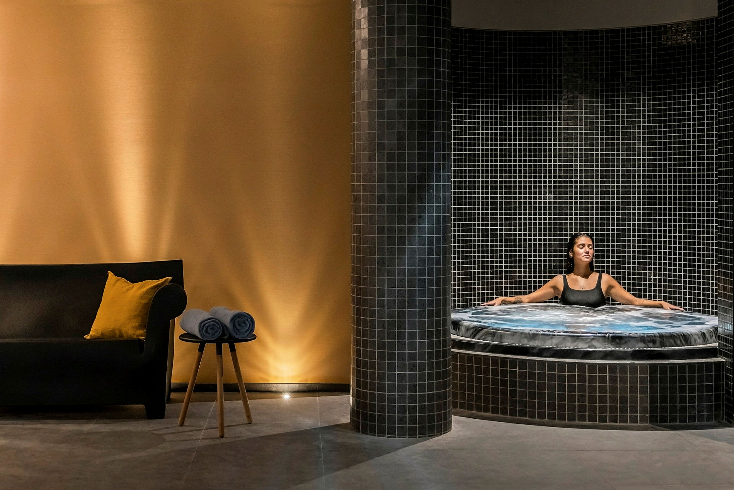 En avslappende atmosfære med en jacuzzi og en sitteplass. (AI-generert tekst)