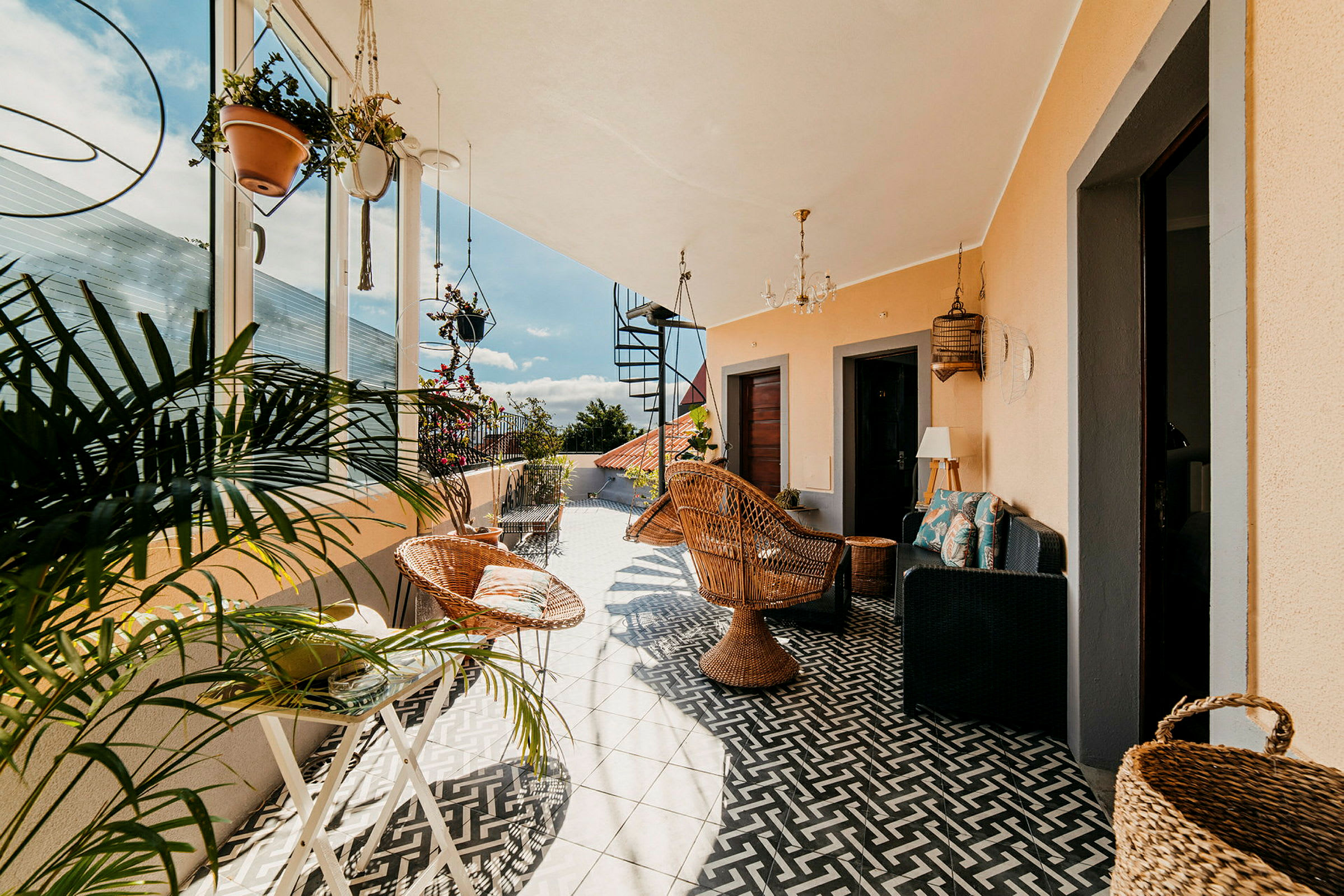 En møblert og dekorert terrasse med planter. (AI-generert tekst)