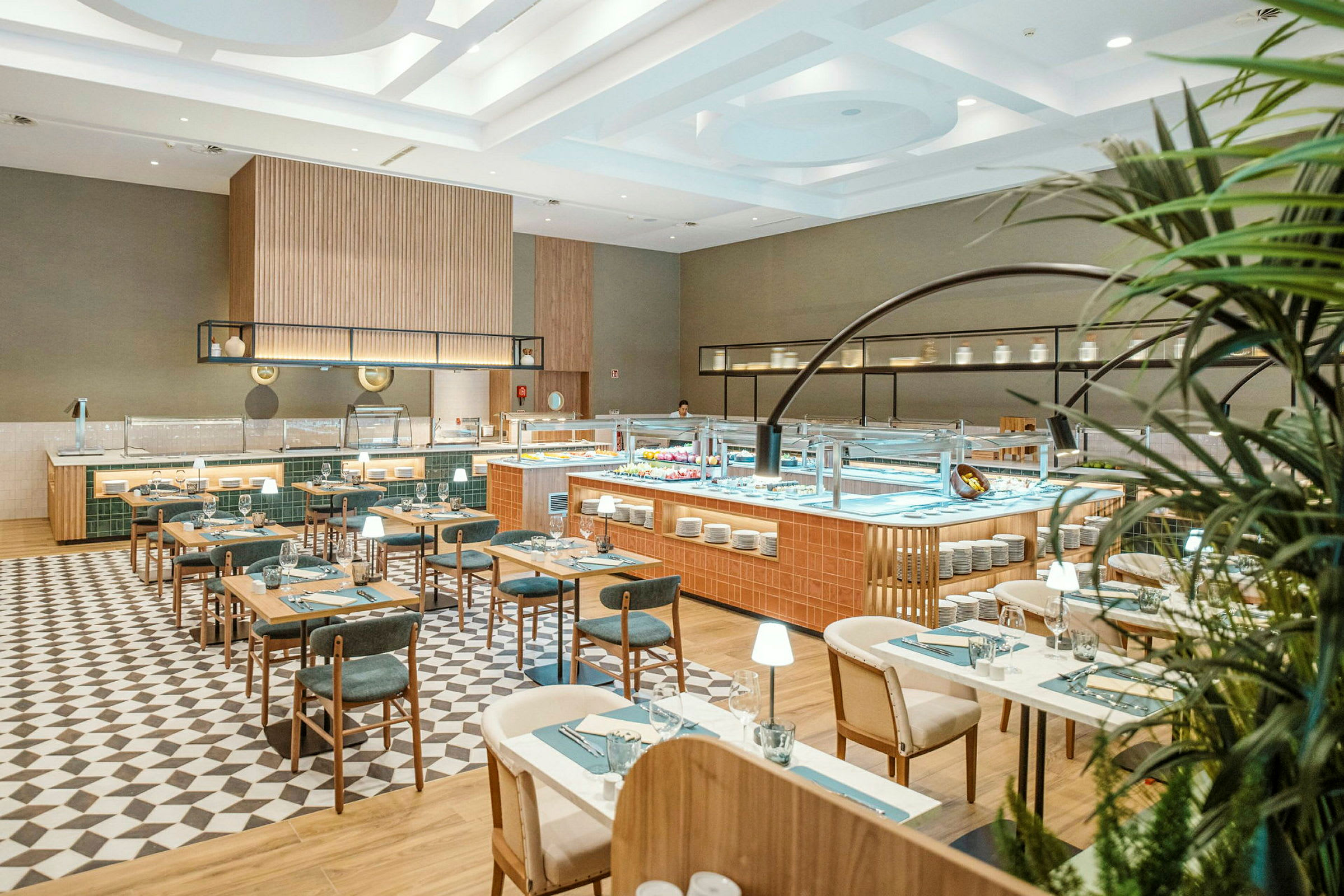 En romslig og moderne restaurant med trebord og stoler, elegante dekorasjoner og en buffetdisk i fokus. (AI-generert tekst)