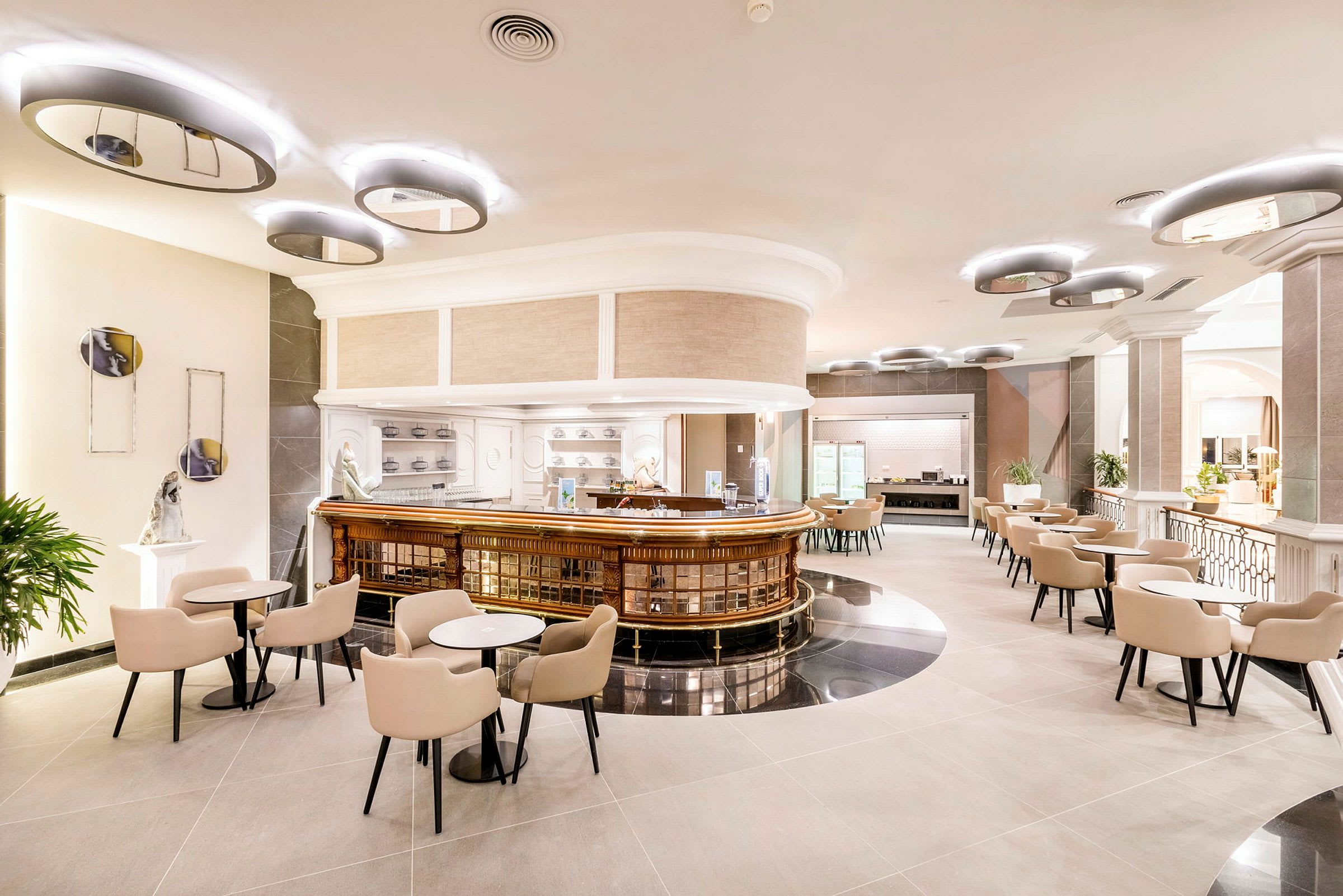 En hotellbar med sitteplasser i en elegant og moderne innendørs atmosfære. (AI-generert tekst)