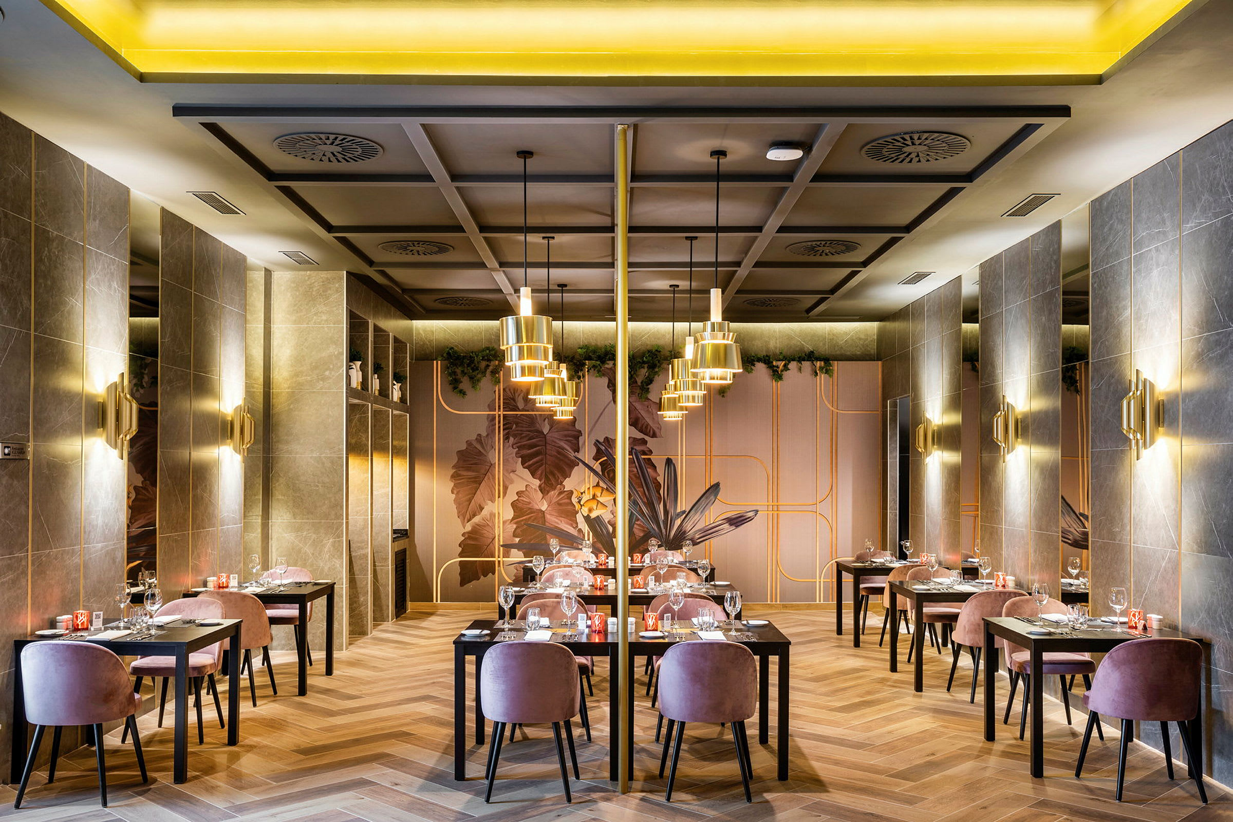 Bilde av en elegant restaurant med bord og stoler, moderne innredning og stemningsfull belysning. (AI-generert tekst)