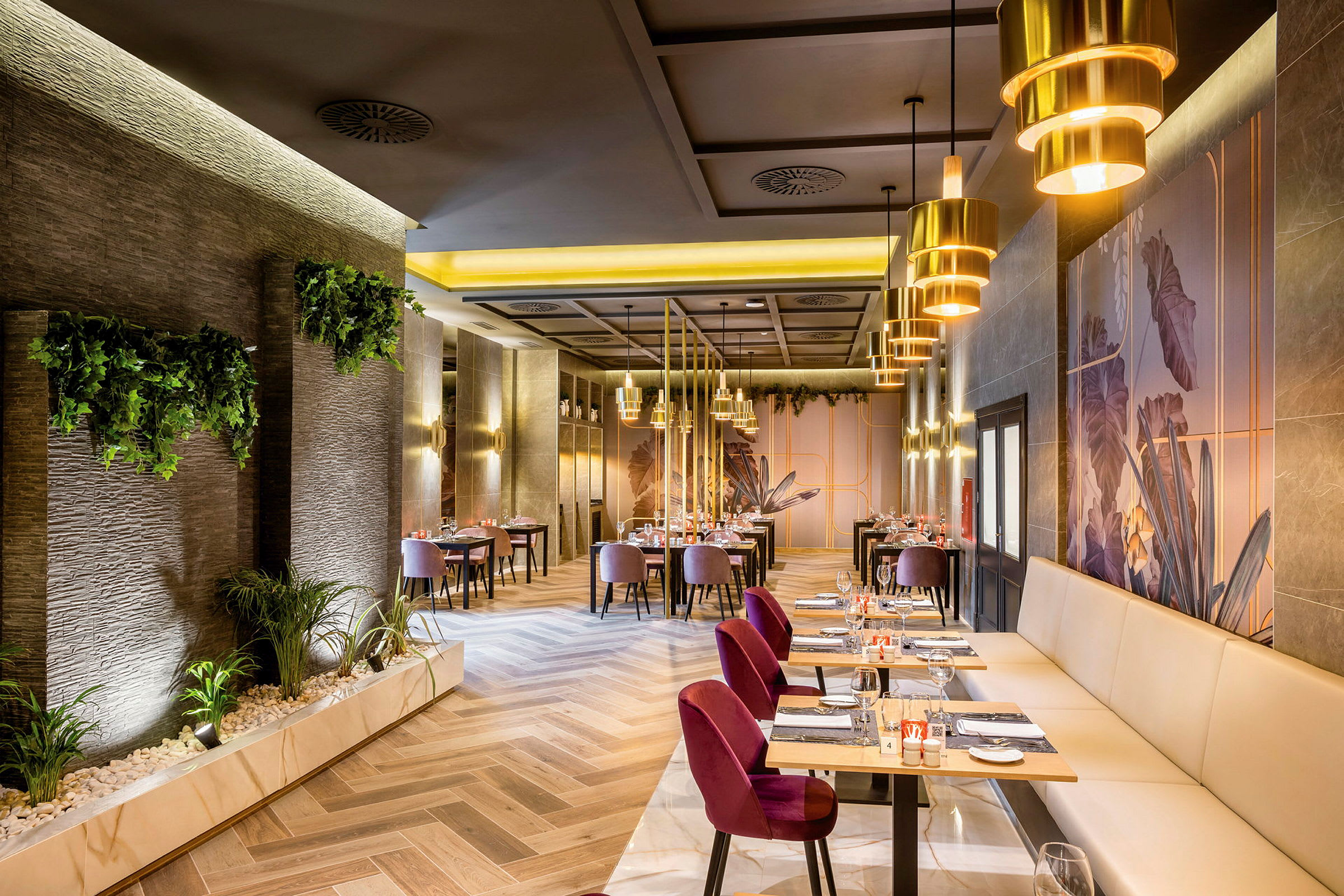 Et elegant restaurantinteriør med moderne møbler og dekorative planter. (AI-generert tekst)
