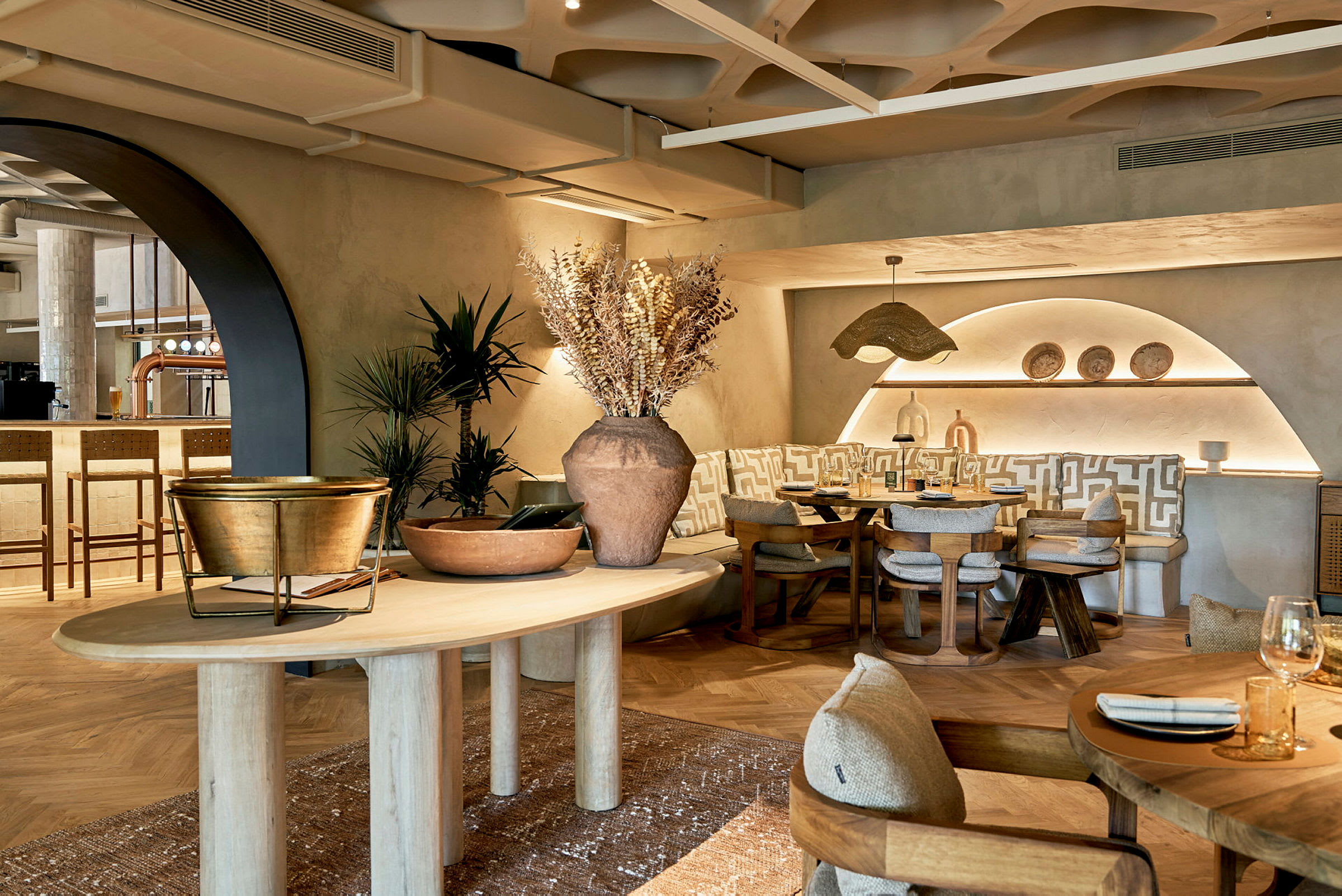 Moderne restaurantmiljø med belysning, bord og stoler. (AI-generert tekst)