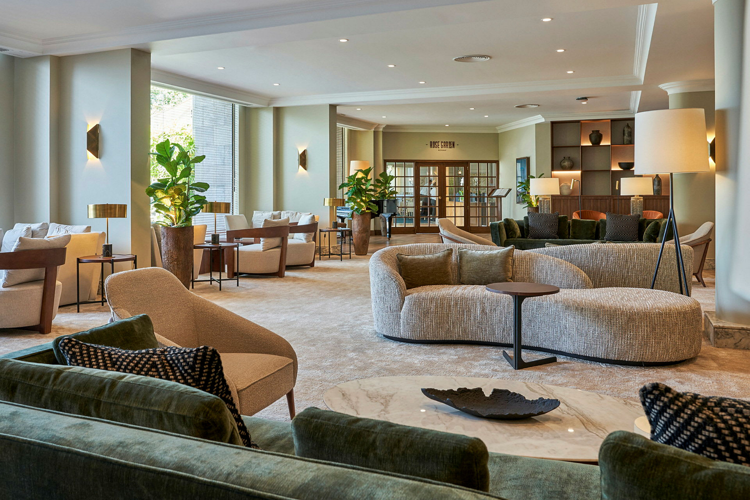 Et elegant møblert hotellobbyområde med sittemøbler og en rolig atmosfære. (AI-generert tekst)