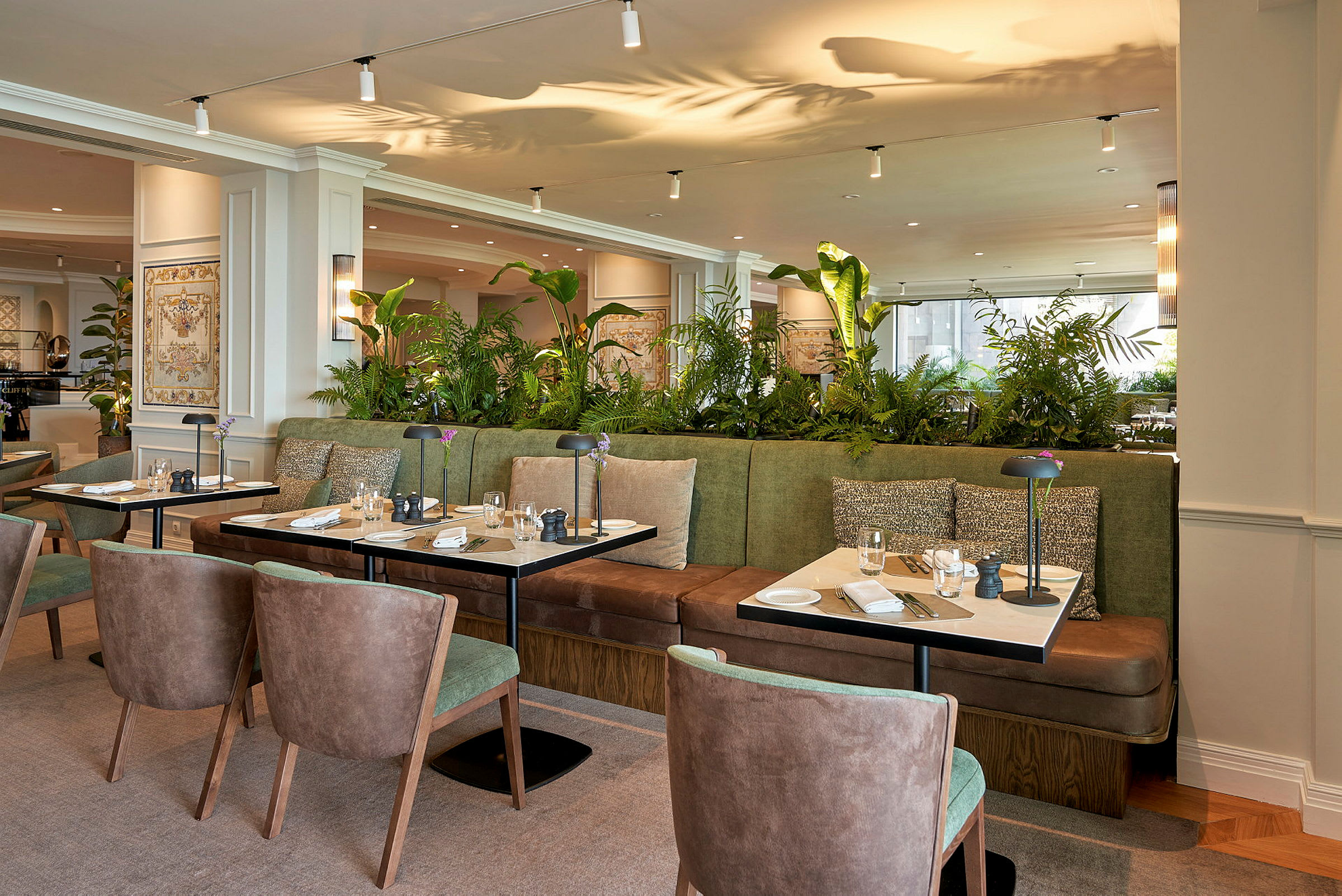 Bilde av en moderne restaurant med sittegruppert rundt småbord. (AI-generert tekst)