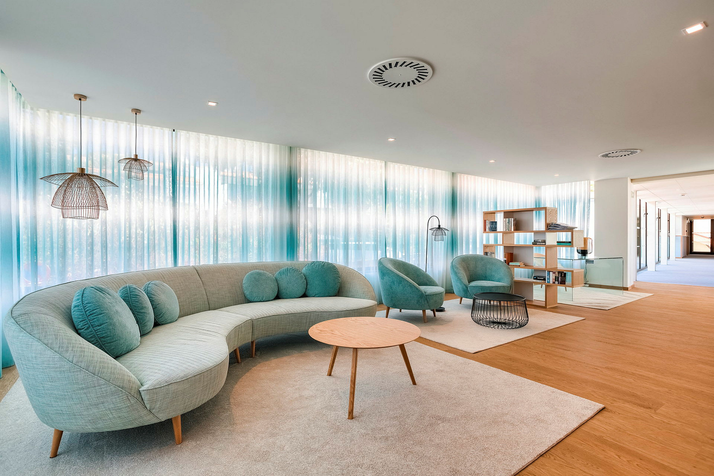Lyst og moderne loungeområde med sofaer, stoler og et bord. (AI-generert tekst)