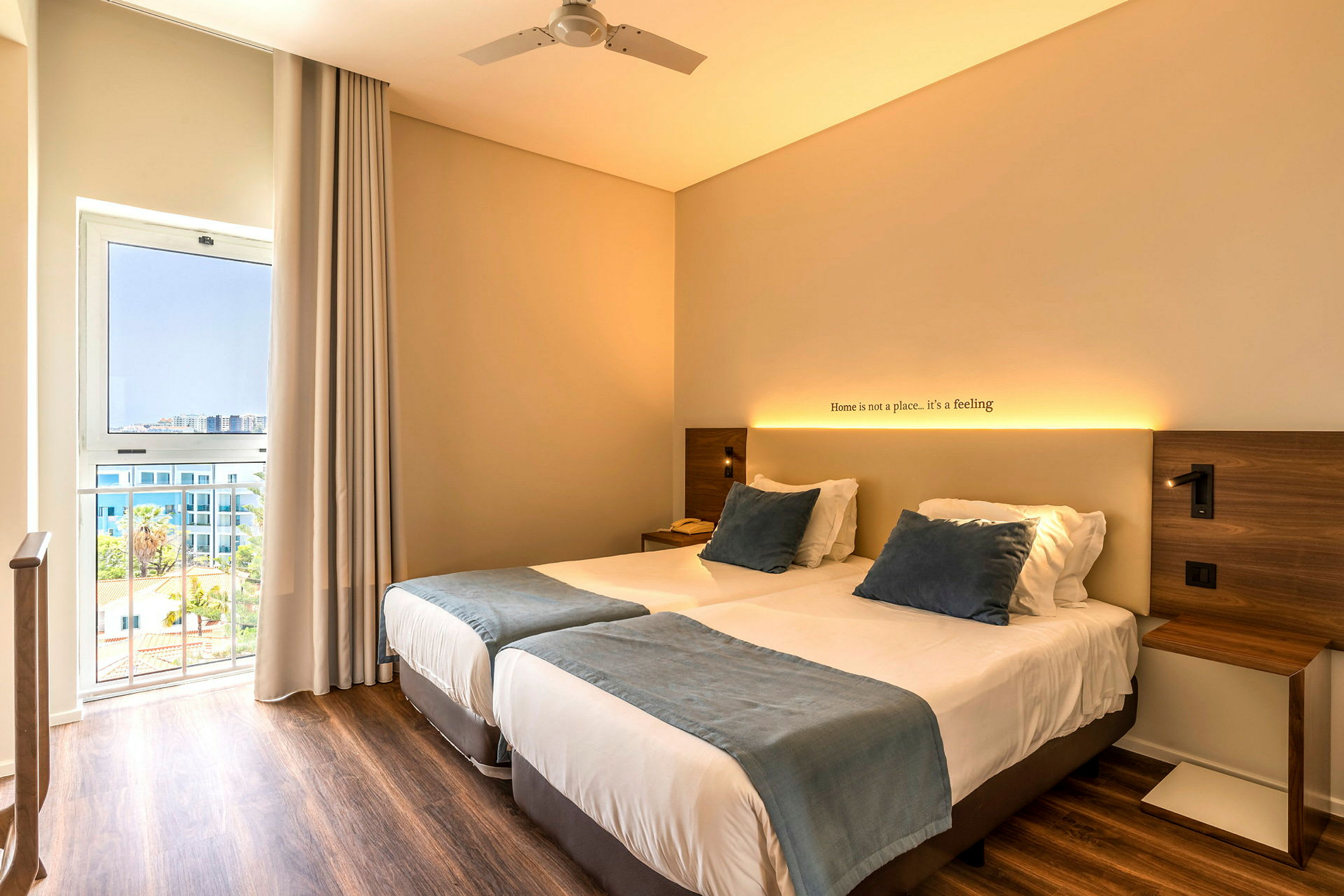Hotellrom med to enkeltsenger, moderne innredet og vindu med utsikt. (AI-generert tekst)