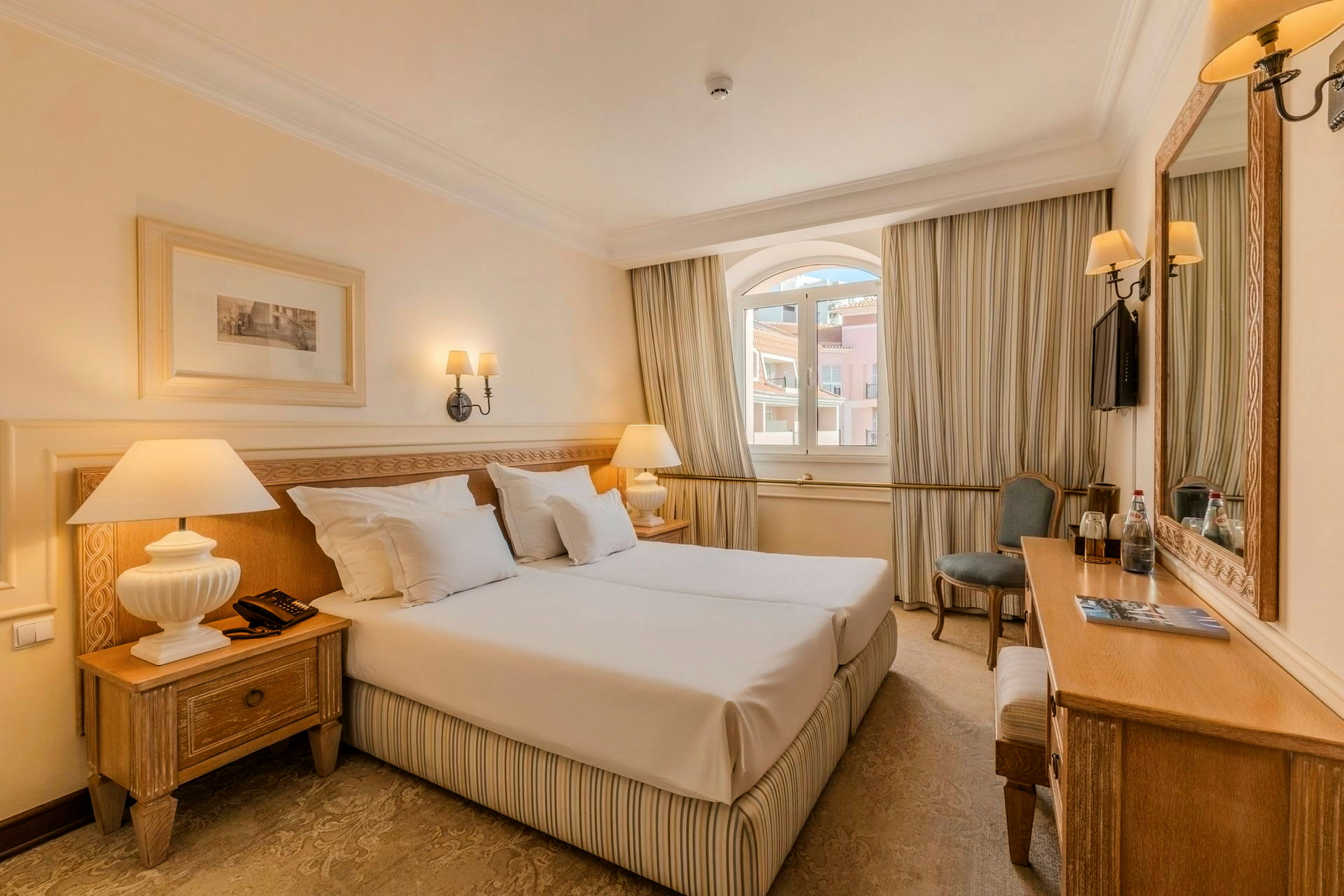 Hotellrom med dobbeltseng, nattbord og elegant interiør. (AI-generert tekst)