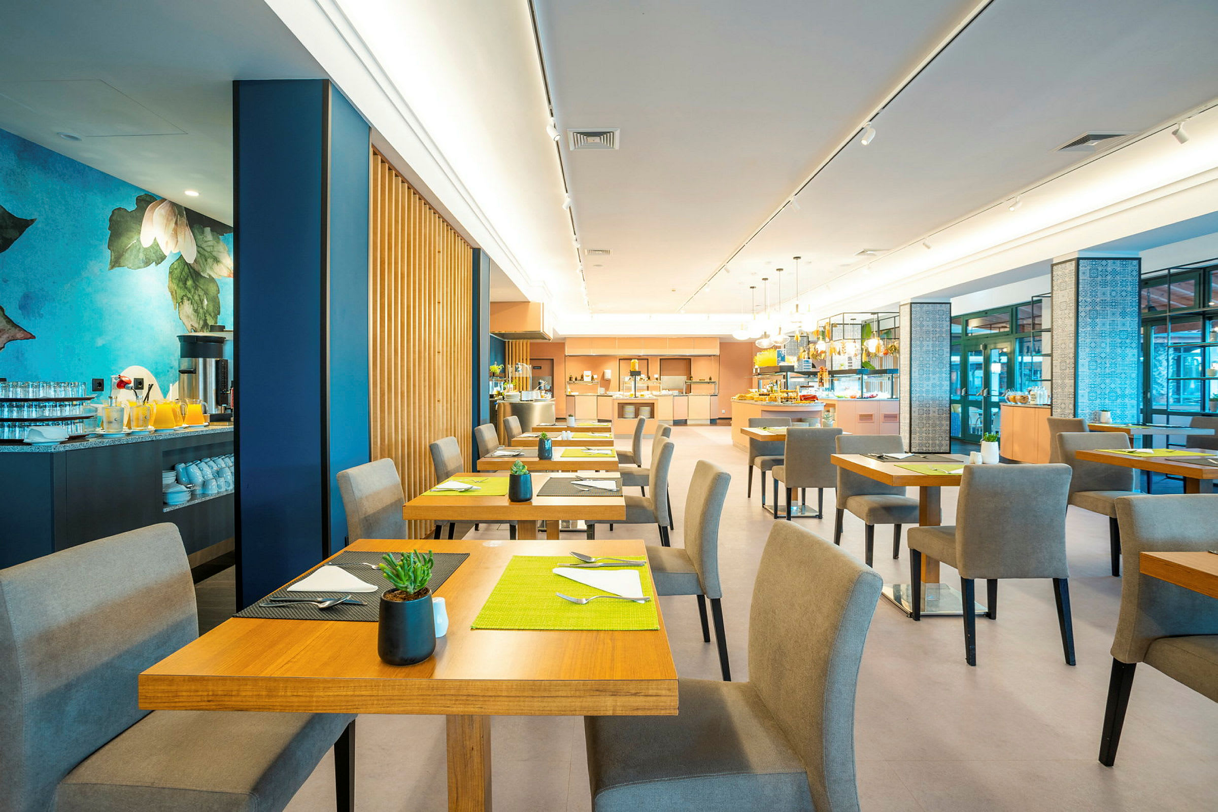 Restaurant med bord og stoler arrangert i et lyst rom. (AI-generert tekst)