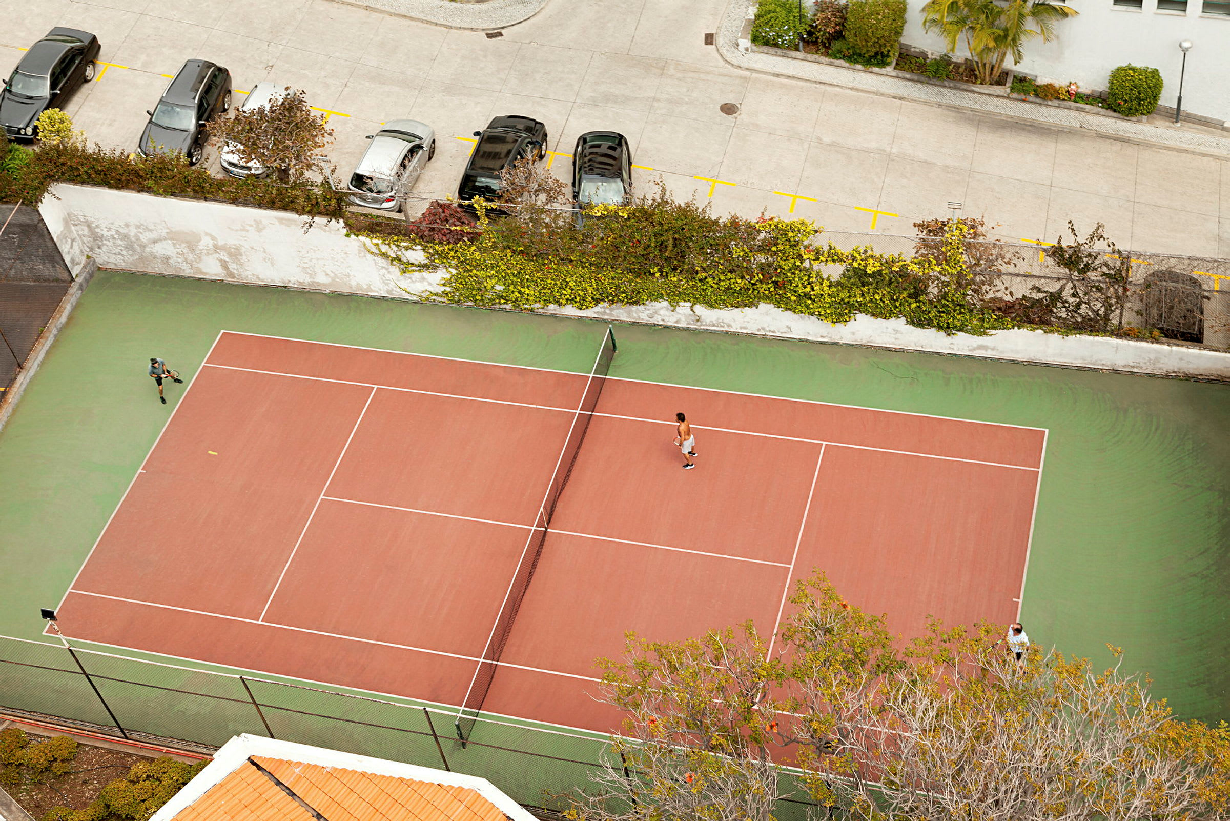 En tennisbane sett ovenfra, med to spillere som spiller. (AI-generert tekst)