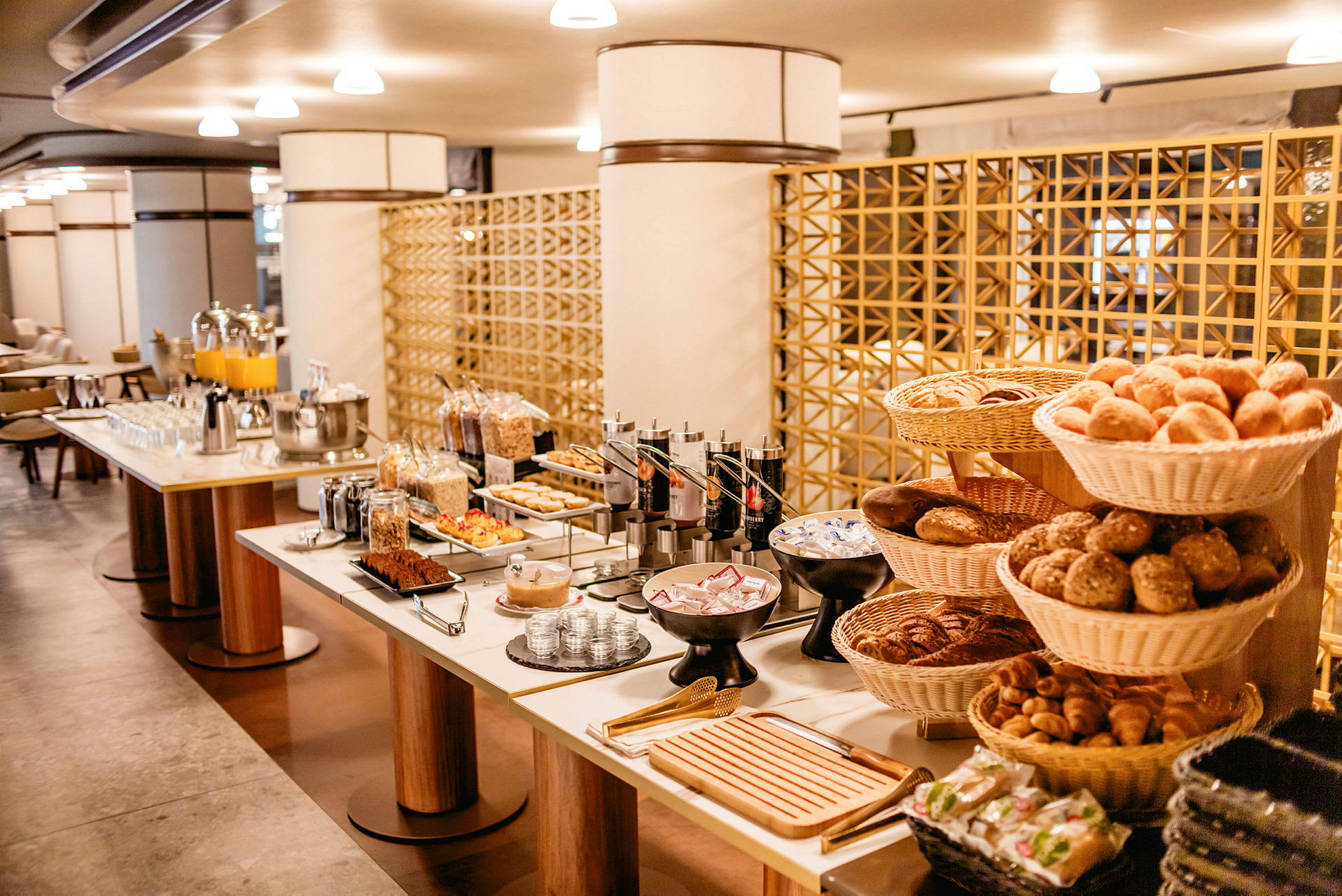 Frokostbuffet med ulike retter og drikker på et bord. (AI-generert tekst)