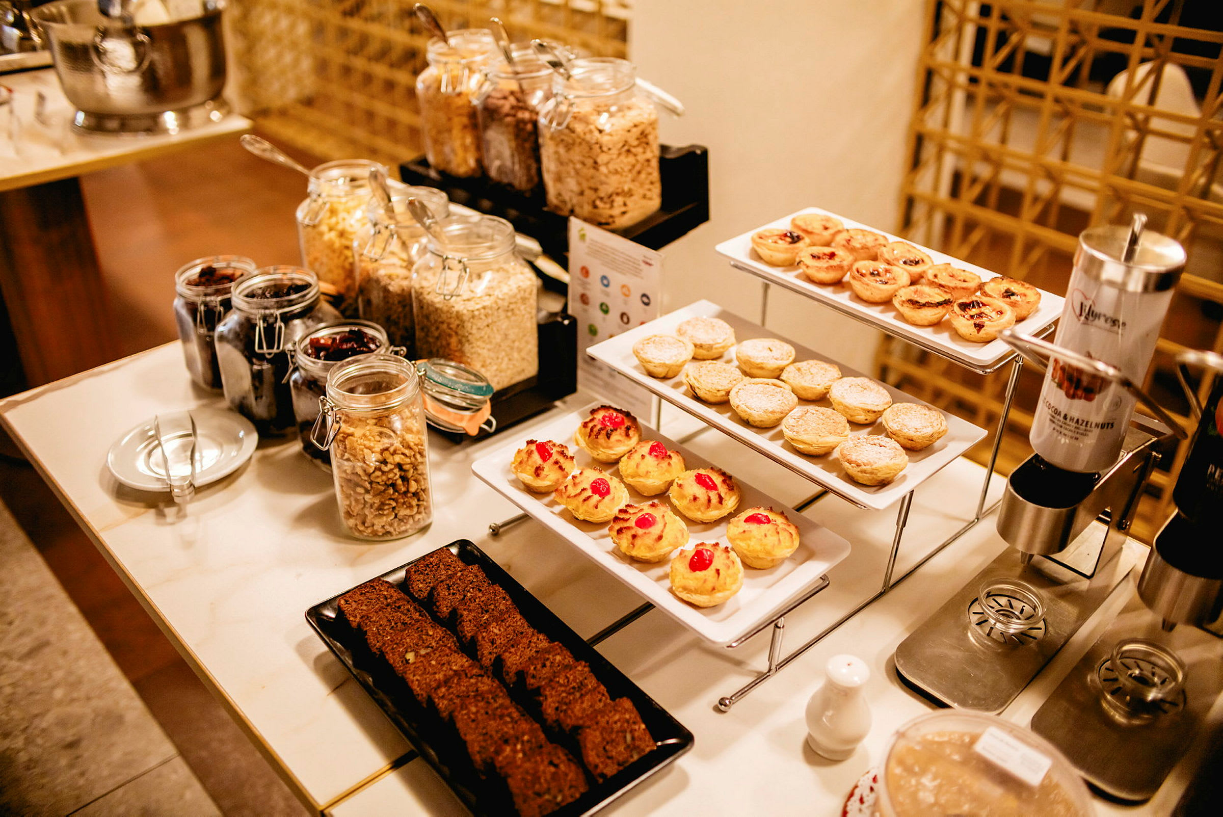En frokostbuffé med bakverk, frukt og korn. (AI-generert tekst)