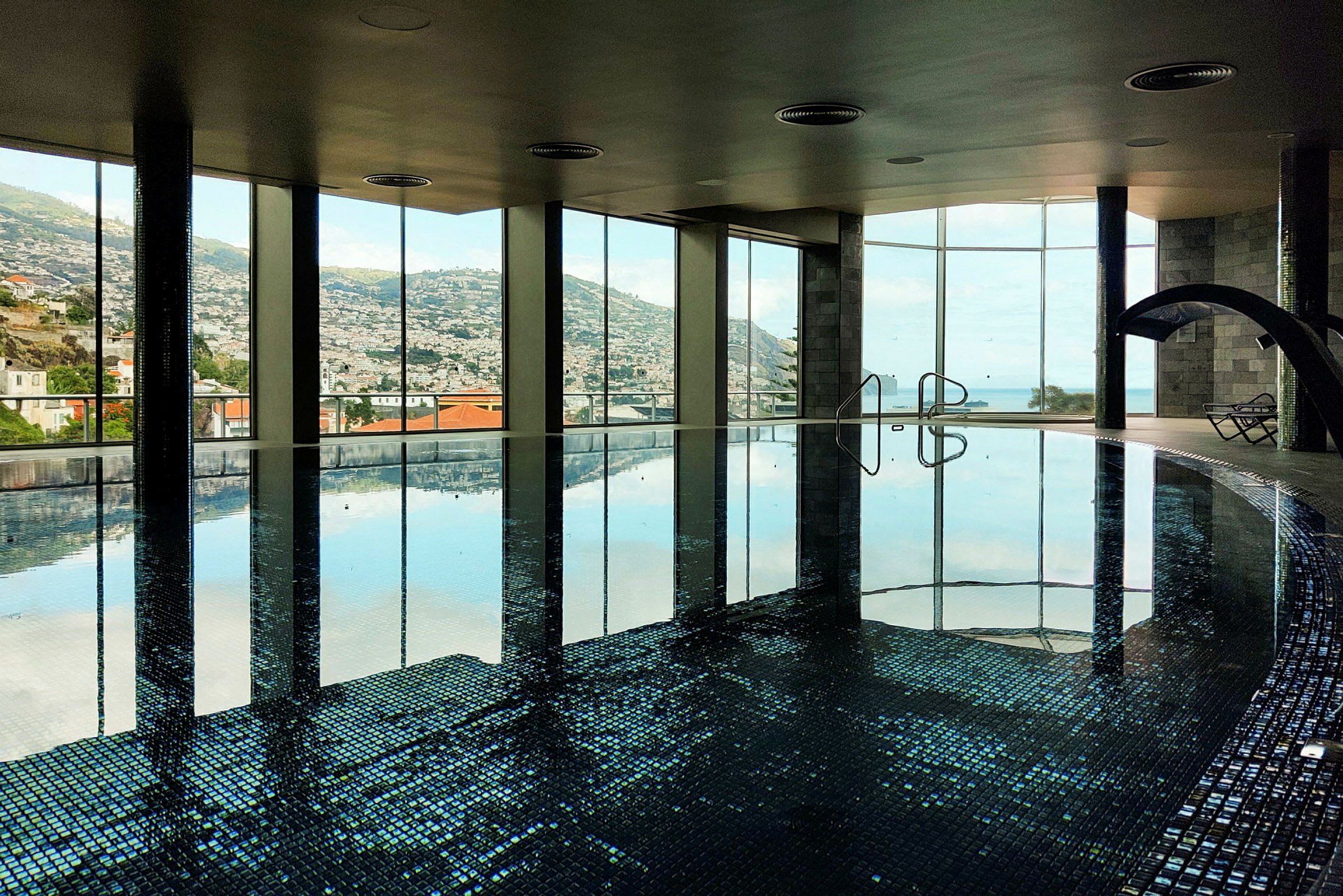 Moderne innendørsbasseng med panoramautsikt. (AI-generert tekst)