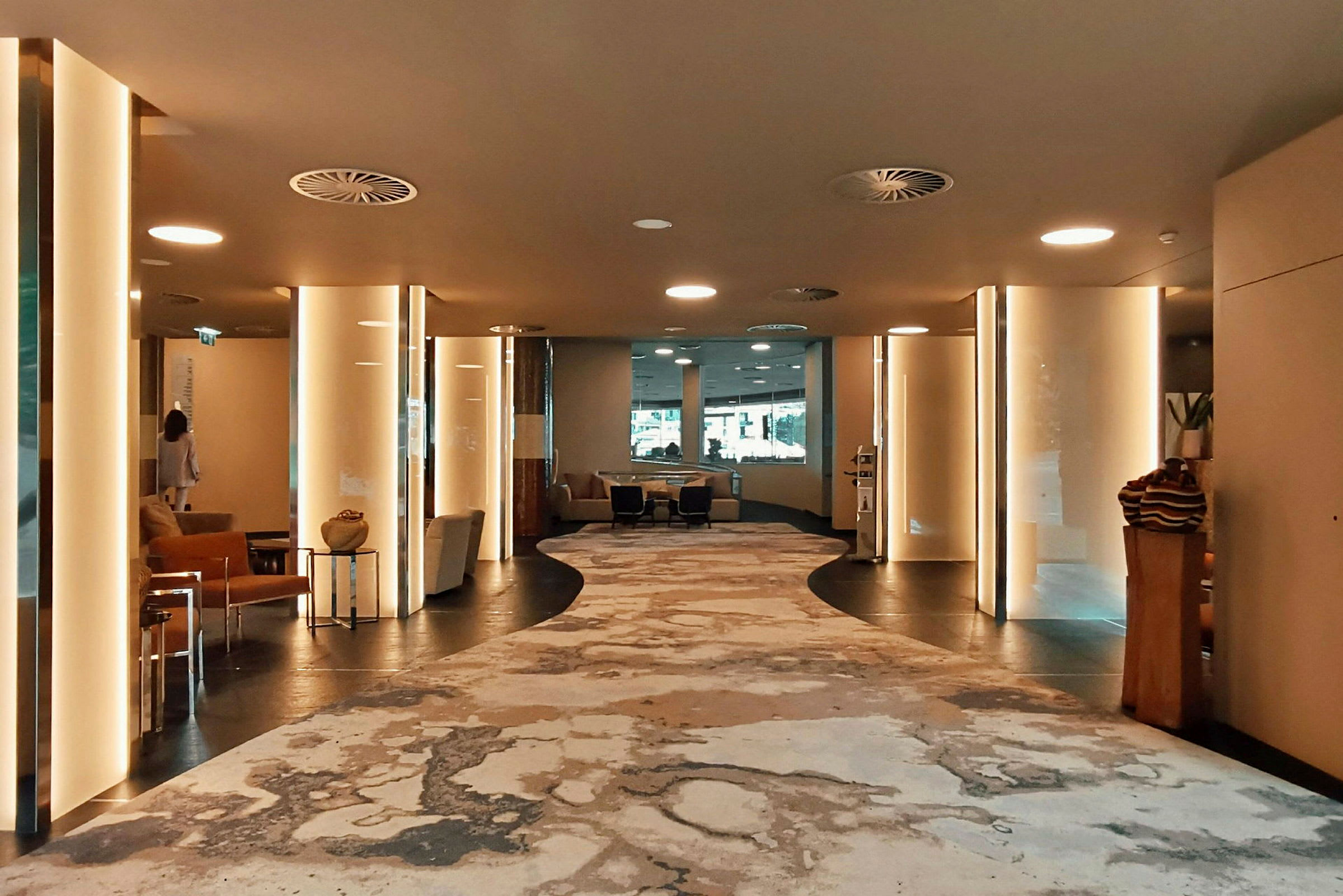 Moderne hotellobby med sitteplasser. (AI-generert tekst)