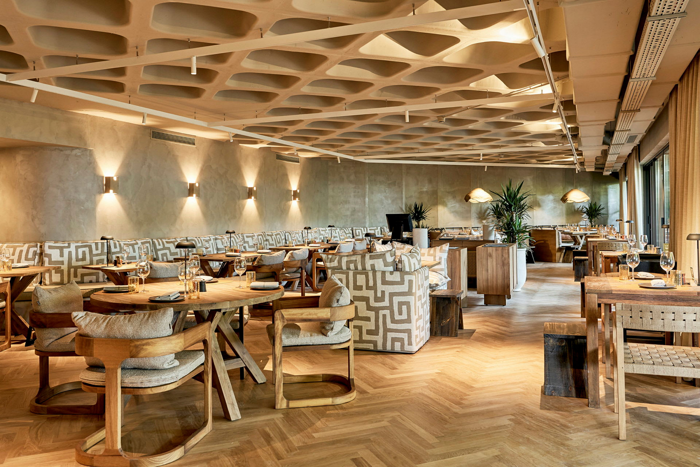Bilde av en moderne restaurant med stilfull innredning. (AI-generert tekst)