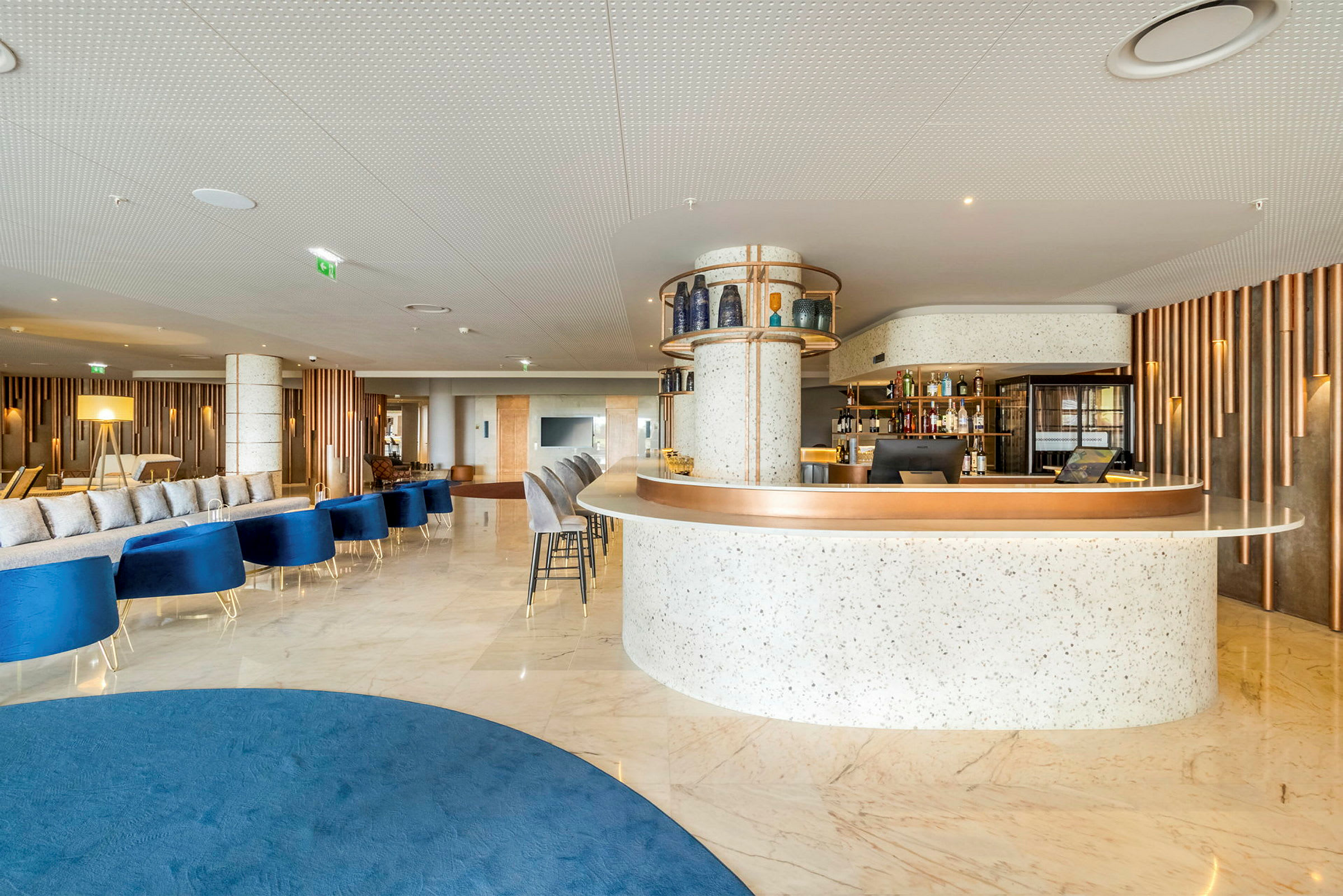 Bilde av en hotellbar med moderne møbler og elegant interiør. (AI-generert tekst)