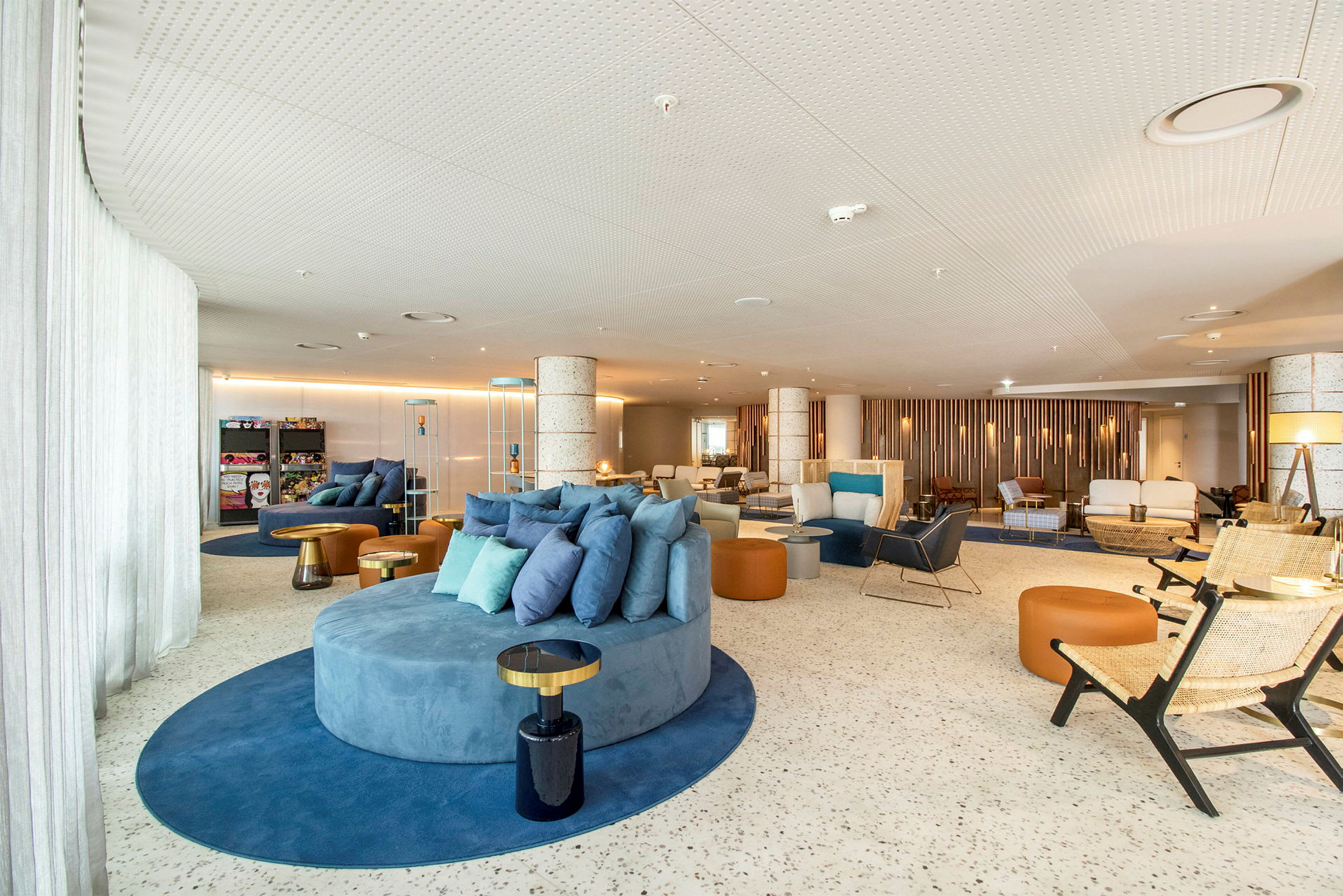 Et moderne loungeområde med sittemøbler i forskjellige farger og stiler. (AI-generert tekst)