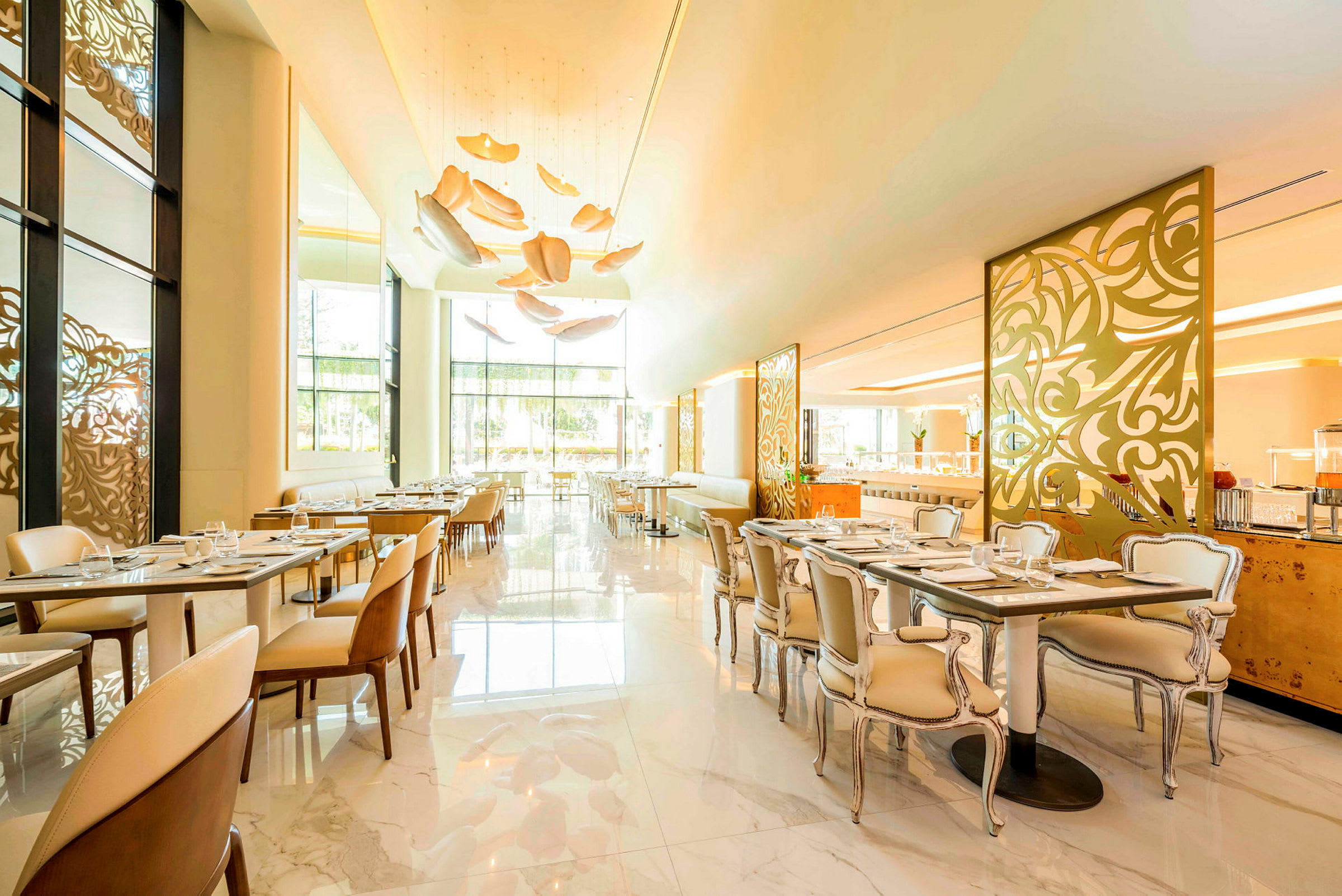 Elegant restaurant med moderne innredning og lyse møbler. (AI-generert tekst)