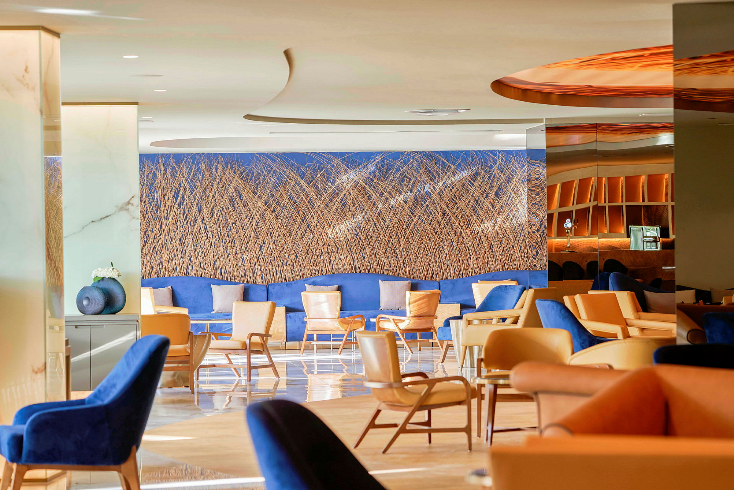 En moderne hotellobby med sittegrupper og dekorert vegg. (AI-generert tekst)