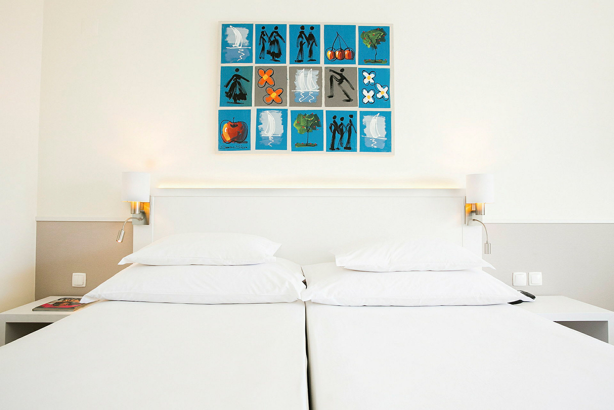 En hotellseng med hvitt sengetøy, to nattbord og et malt maleri på veggen over sengen. (AI-generert tekst)