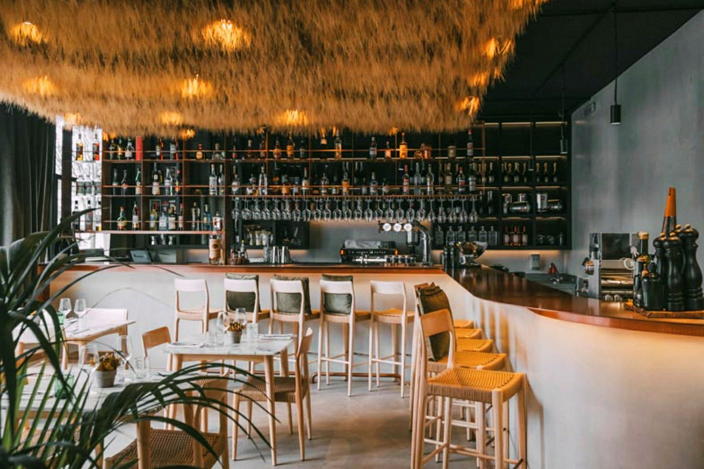 En moderne bar med høyt tak og elegant interiør. (AI-generert tekst)