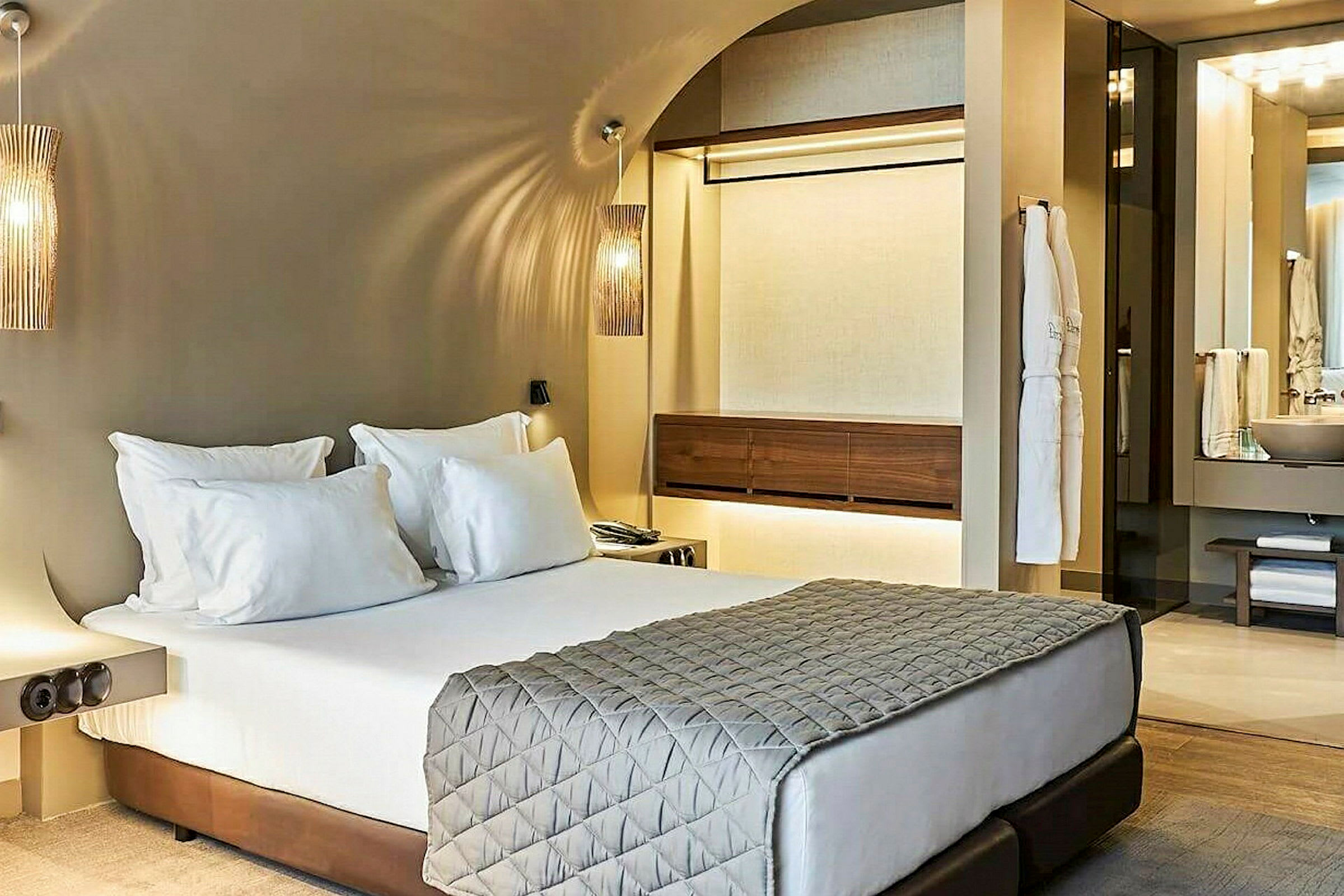 Moderne hotellrom med dobbeltseng og sitteområde. (AI-generert tekst)