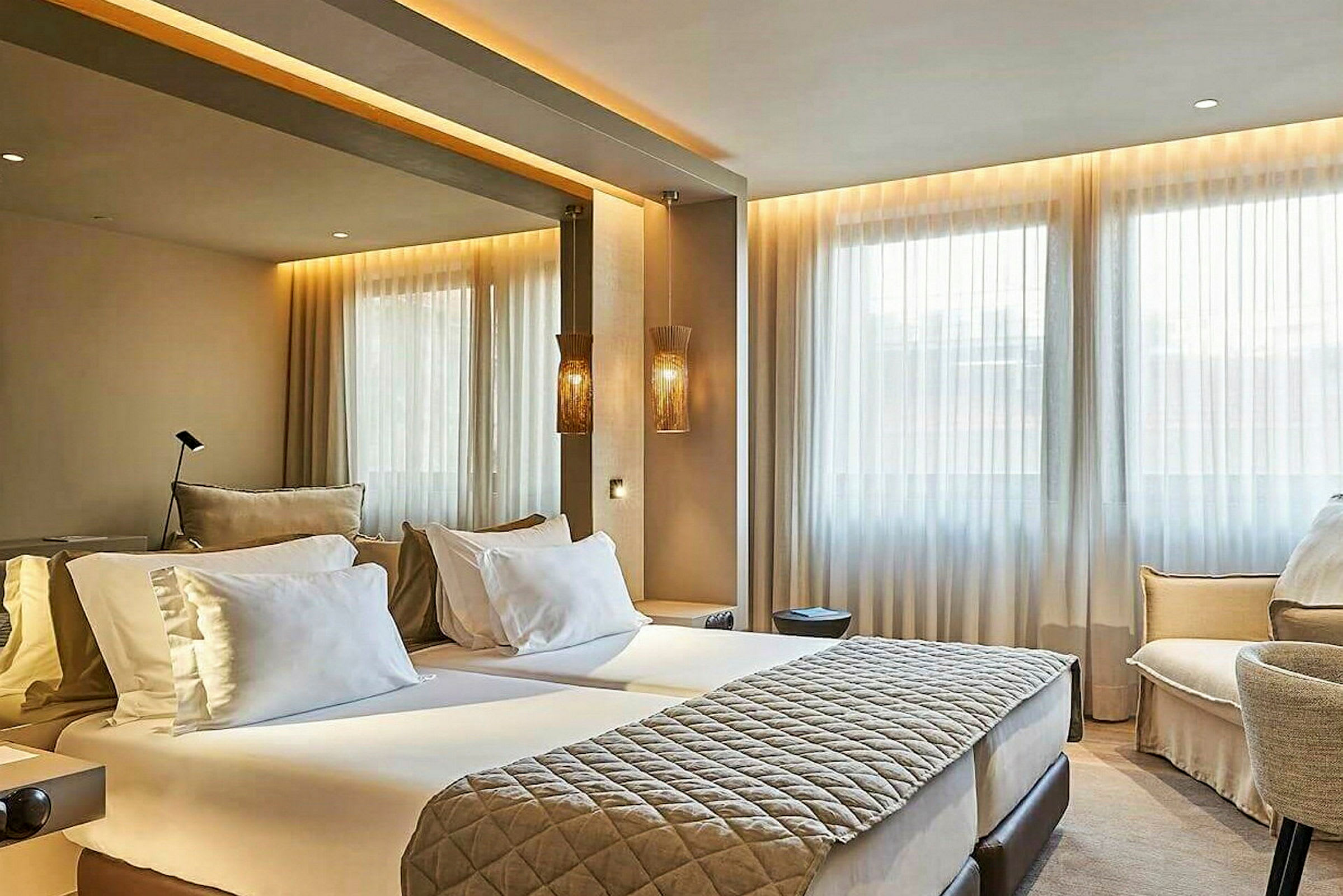 Et moderne hotellrom med to enkeltsenger og elegant innredning. (AI-generert tekst)