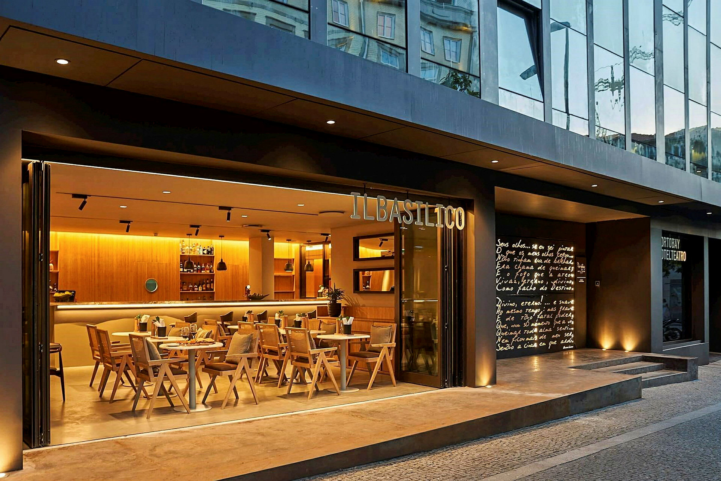 En restaurant med navnet Il Basilico, med moderne arkitektur og innredning. (AI-generert tekst)