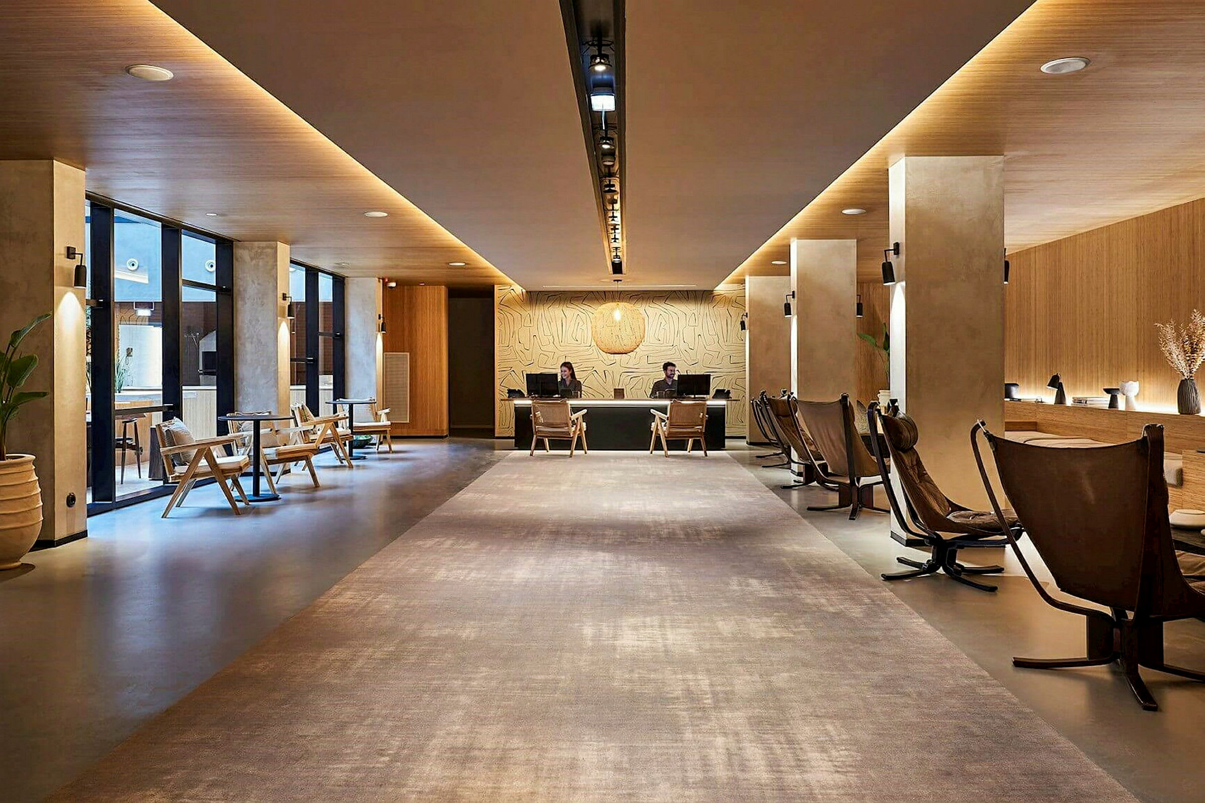 Resepsjonen på et moderne hotell med sitteplasser. (AI-generert tekst)
