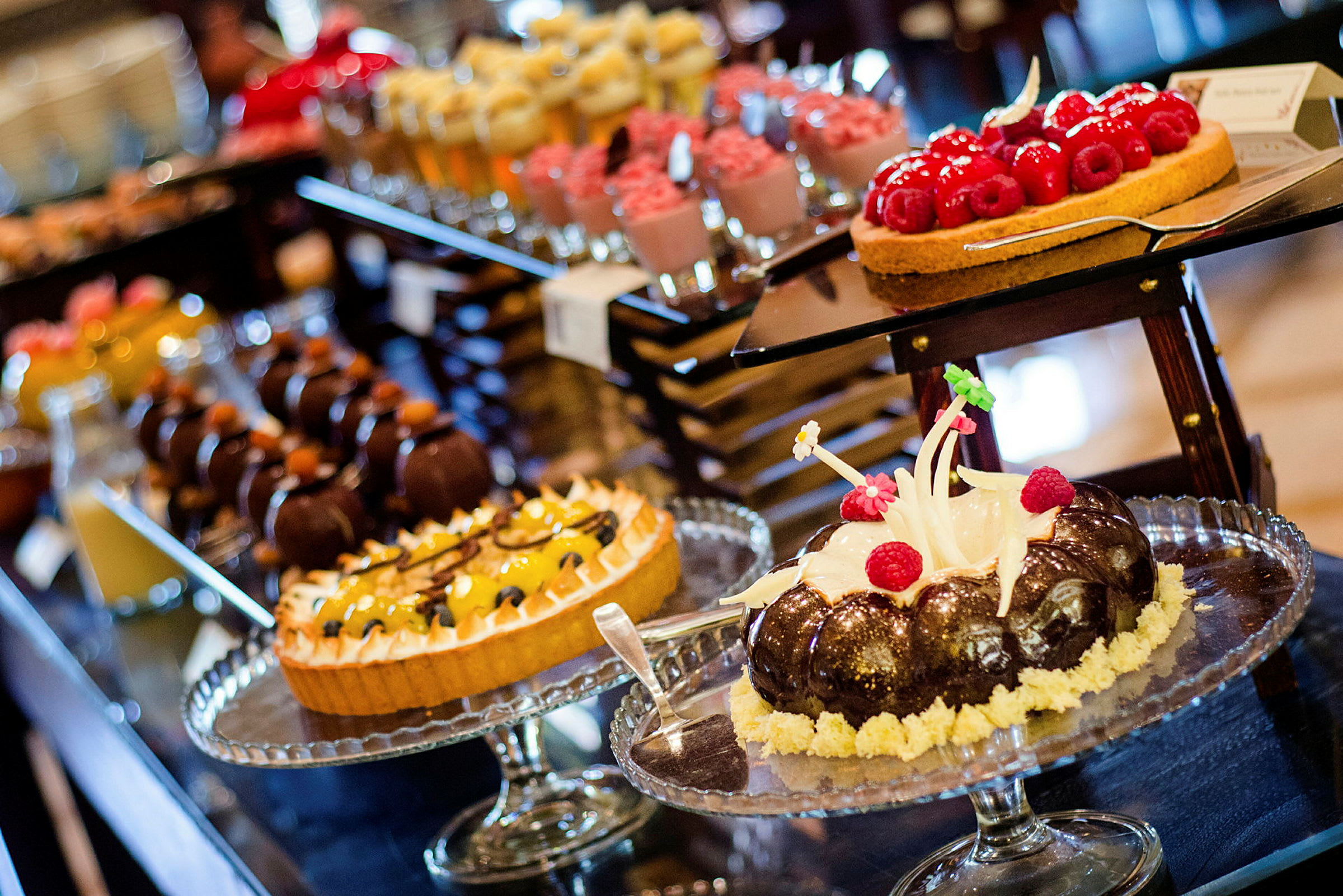 Et utvalg av desserter og bakverk som er plassert på et bord. (AI-generert tekst)