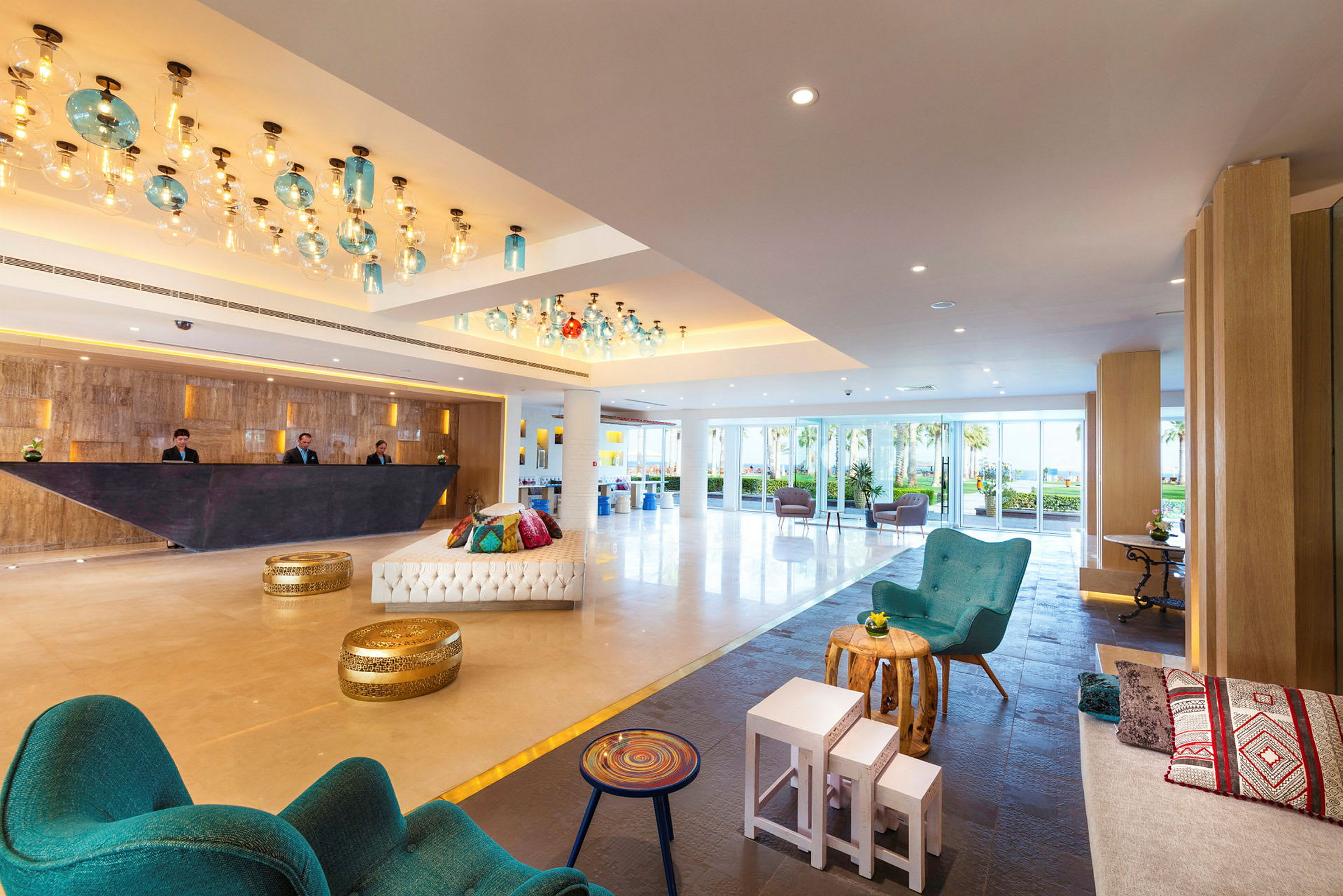 En hotellobby med sitteplasser, en moderne resepsjon og lys dekor. (AI-generert tekst)