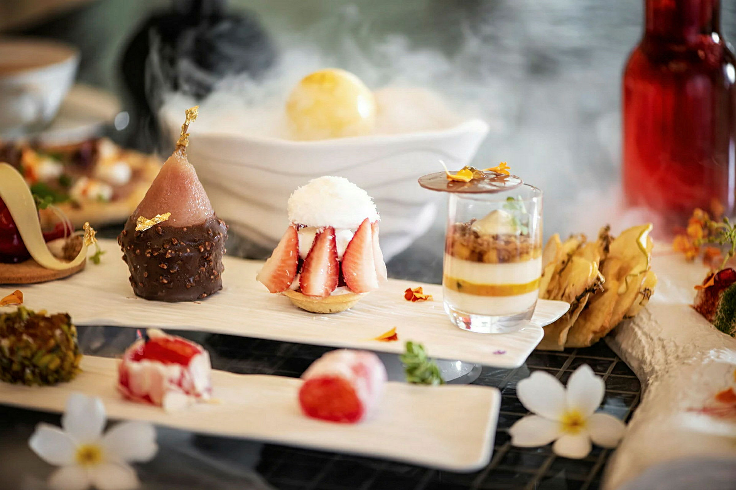 Et utvalg av elegante og fargerike desserter arrangert på et brett. (AI-generert tekst)